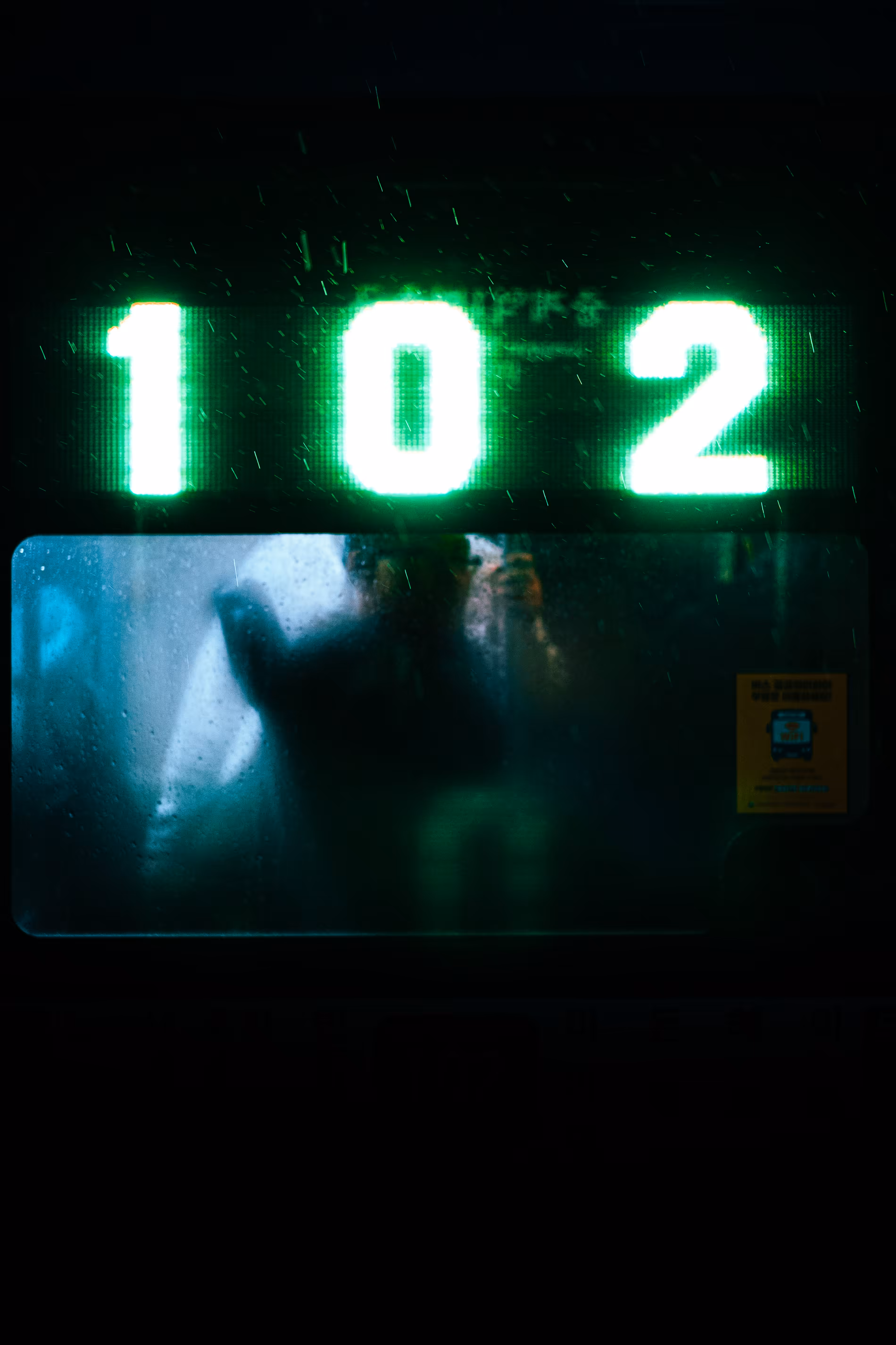The light of the 102 bus