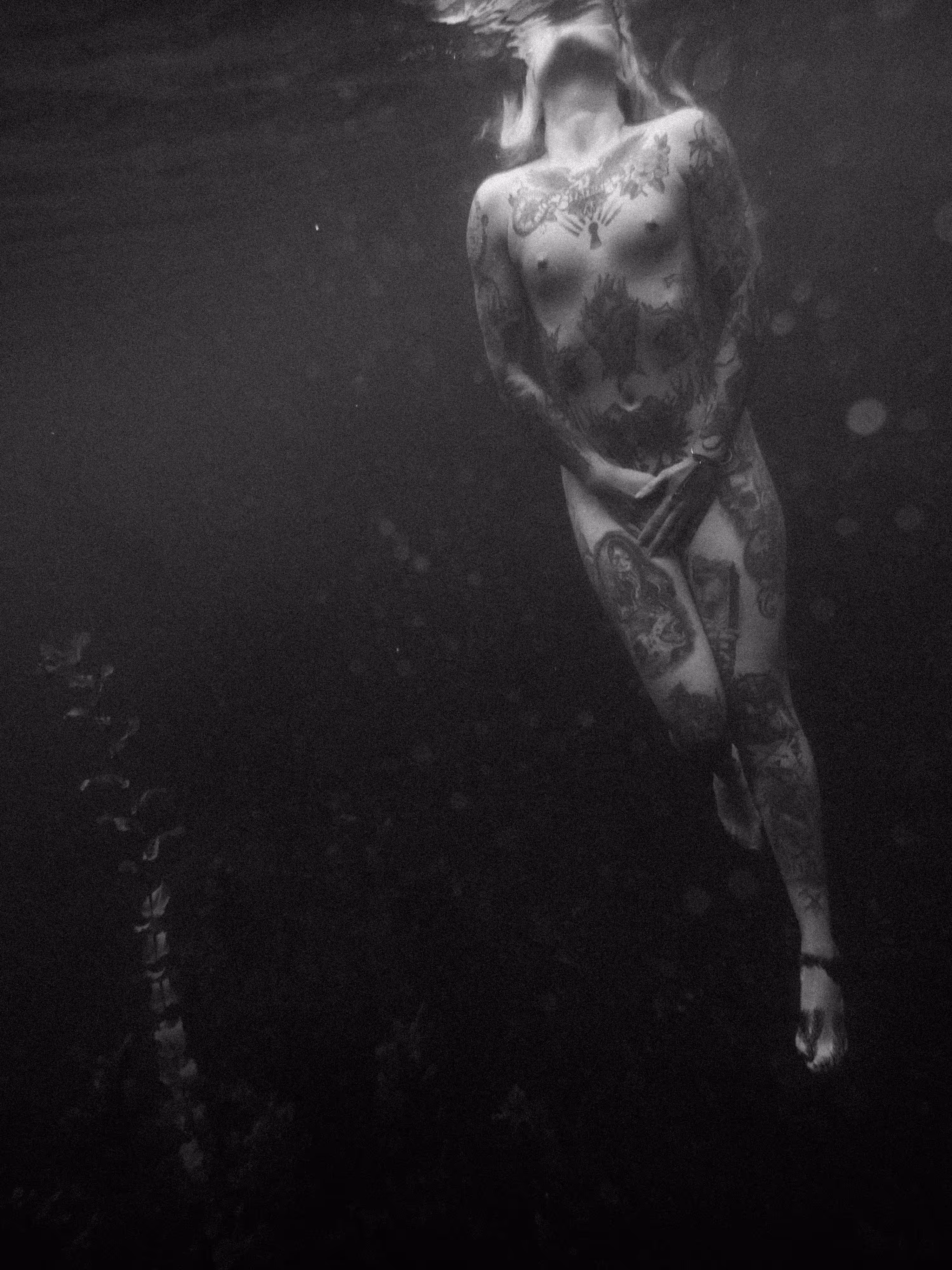 Underwater naked tattoo nude noir 