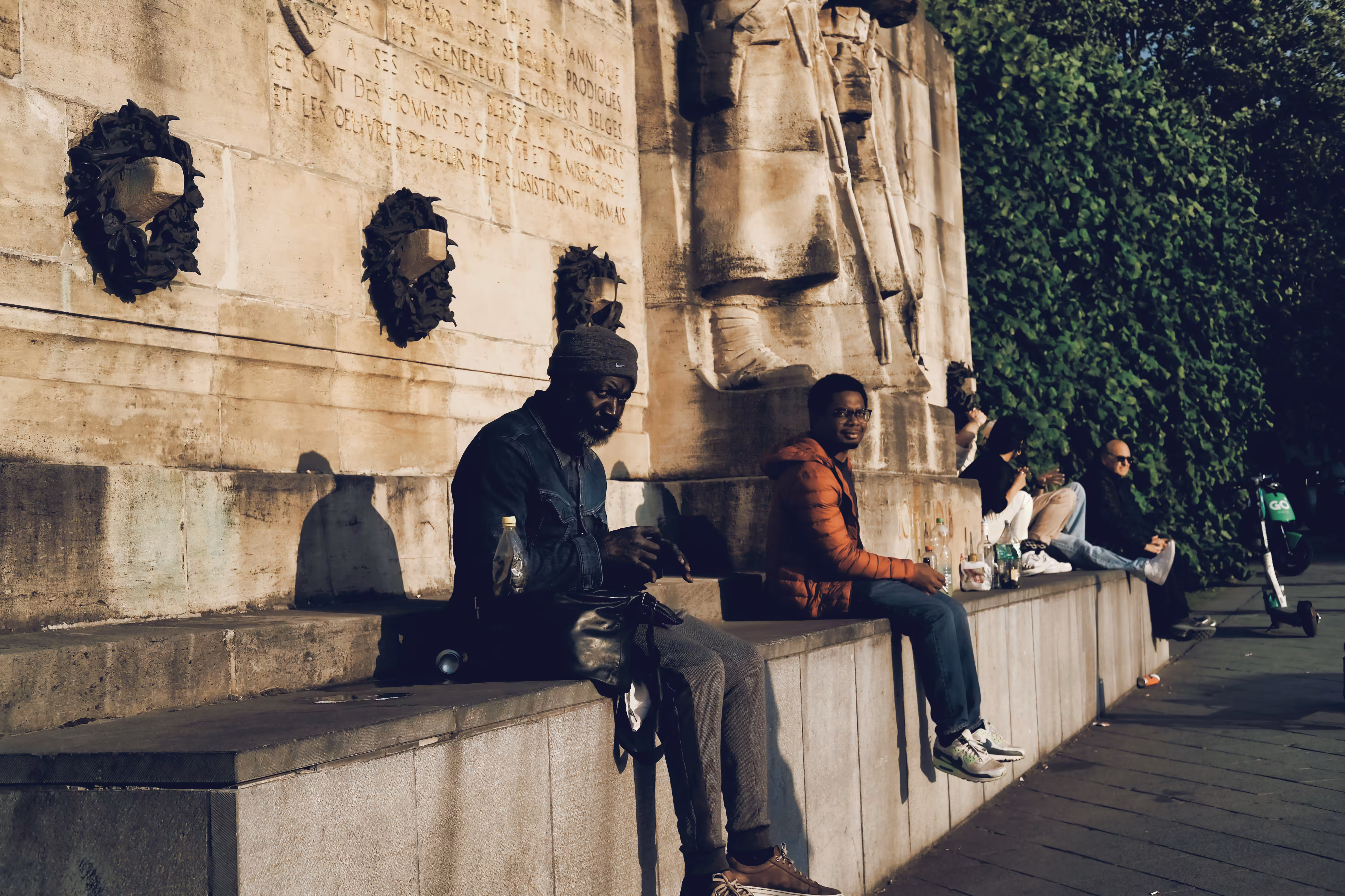Brussels Street Story: Rest on the statue