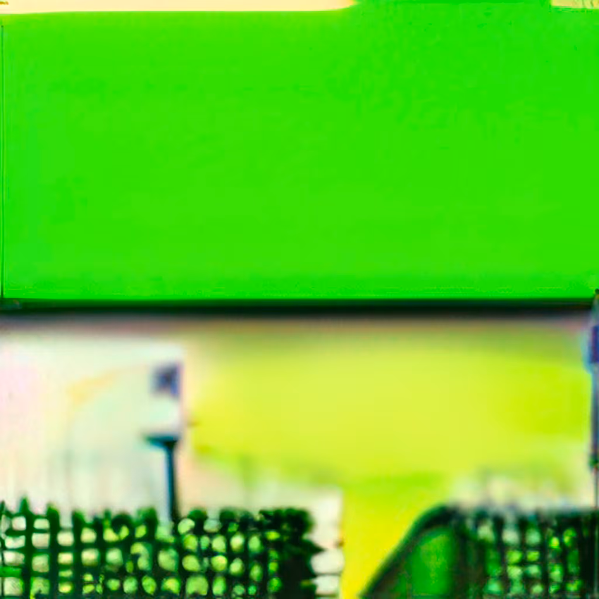 Q-Stable: A Green Screen With a White Background (QS 58)