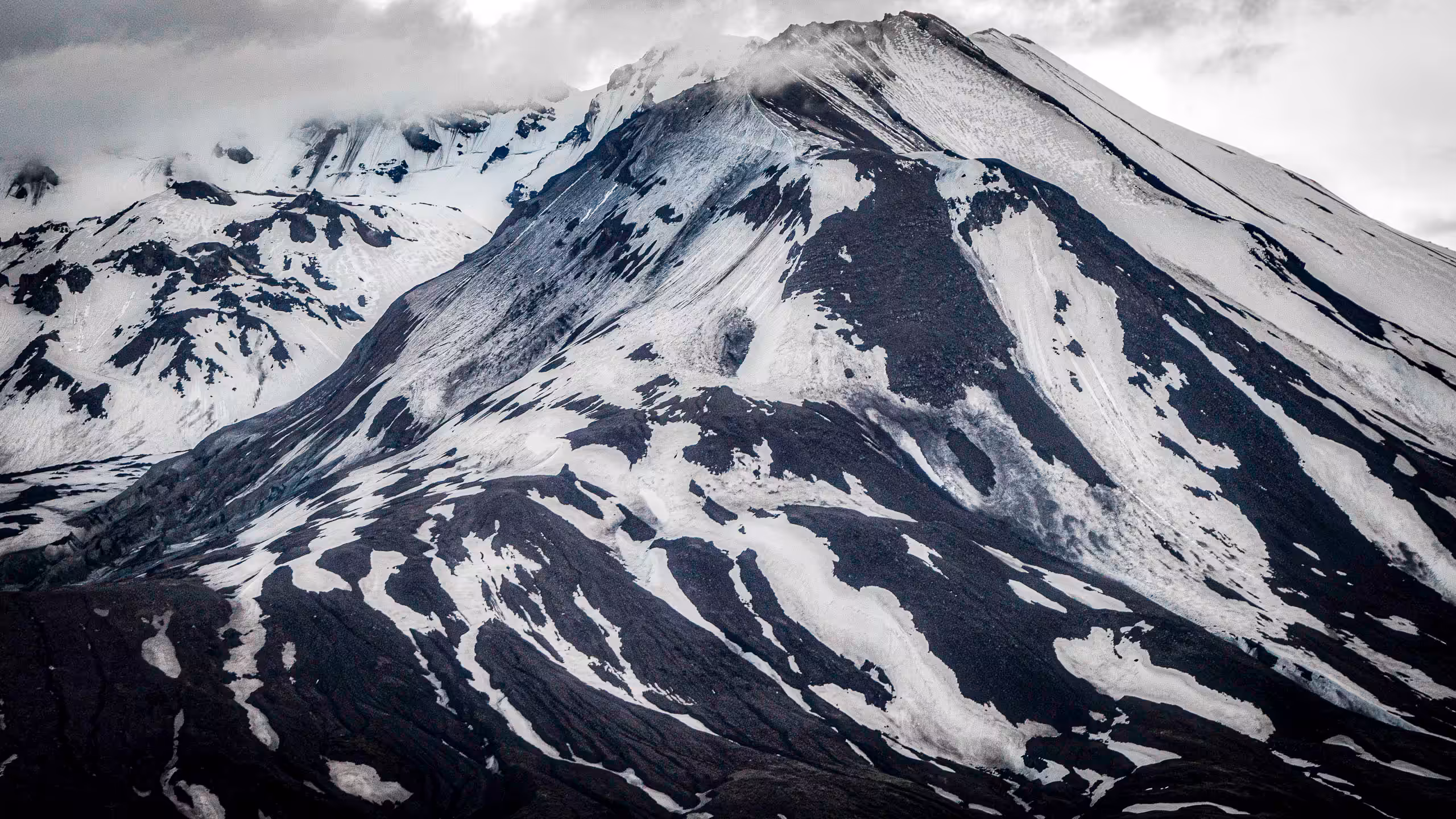 montagne en noir et blanc