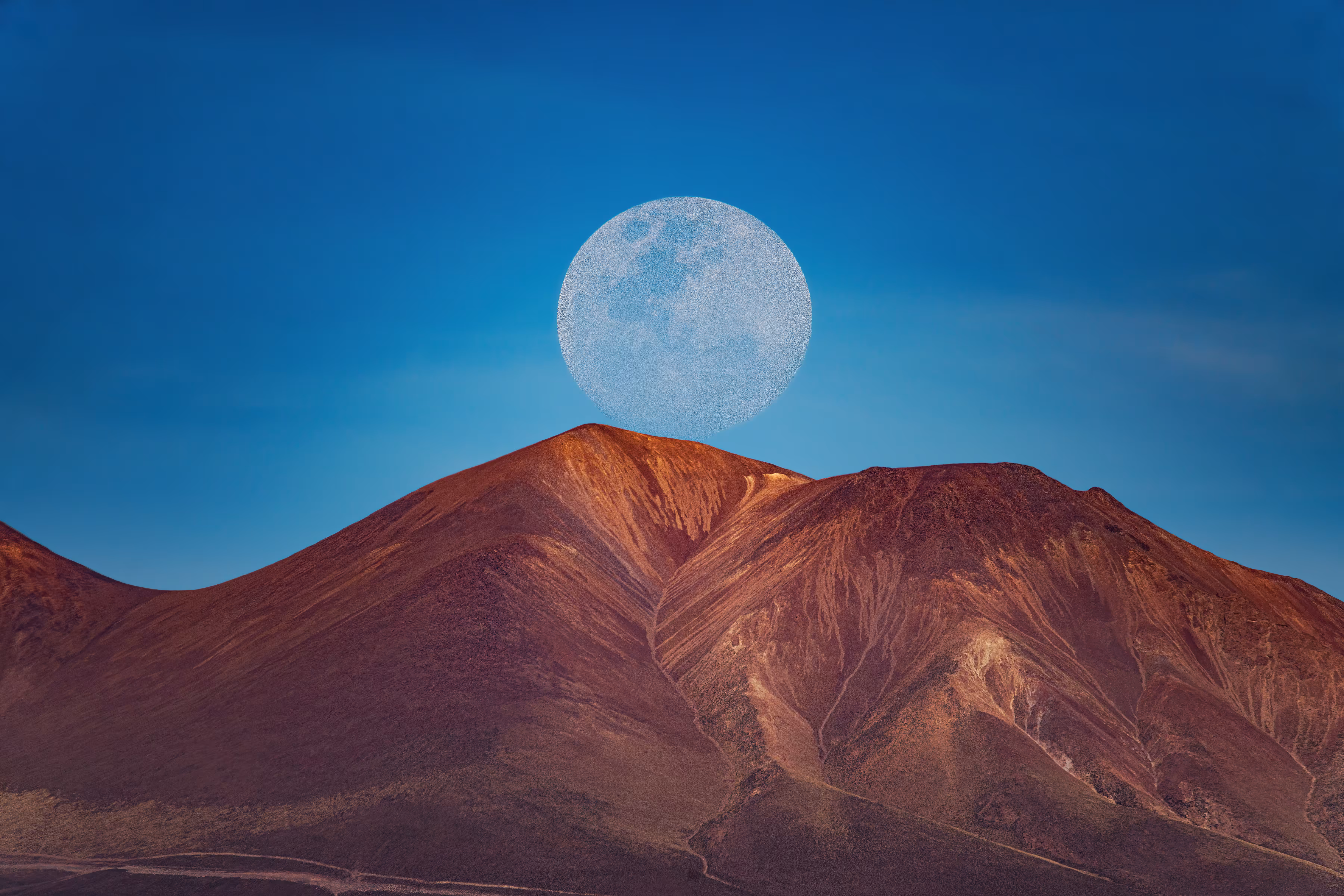 Atlas & the moonrise