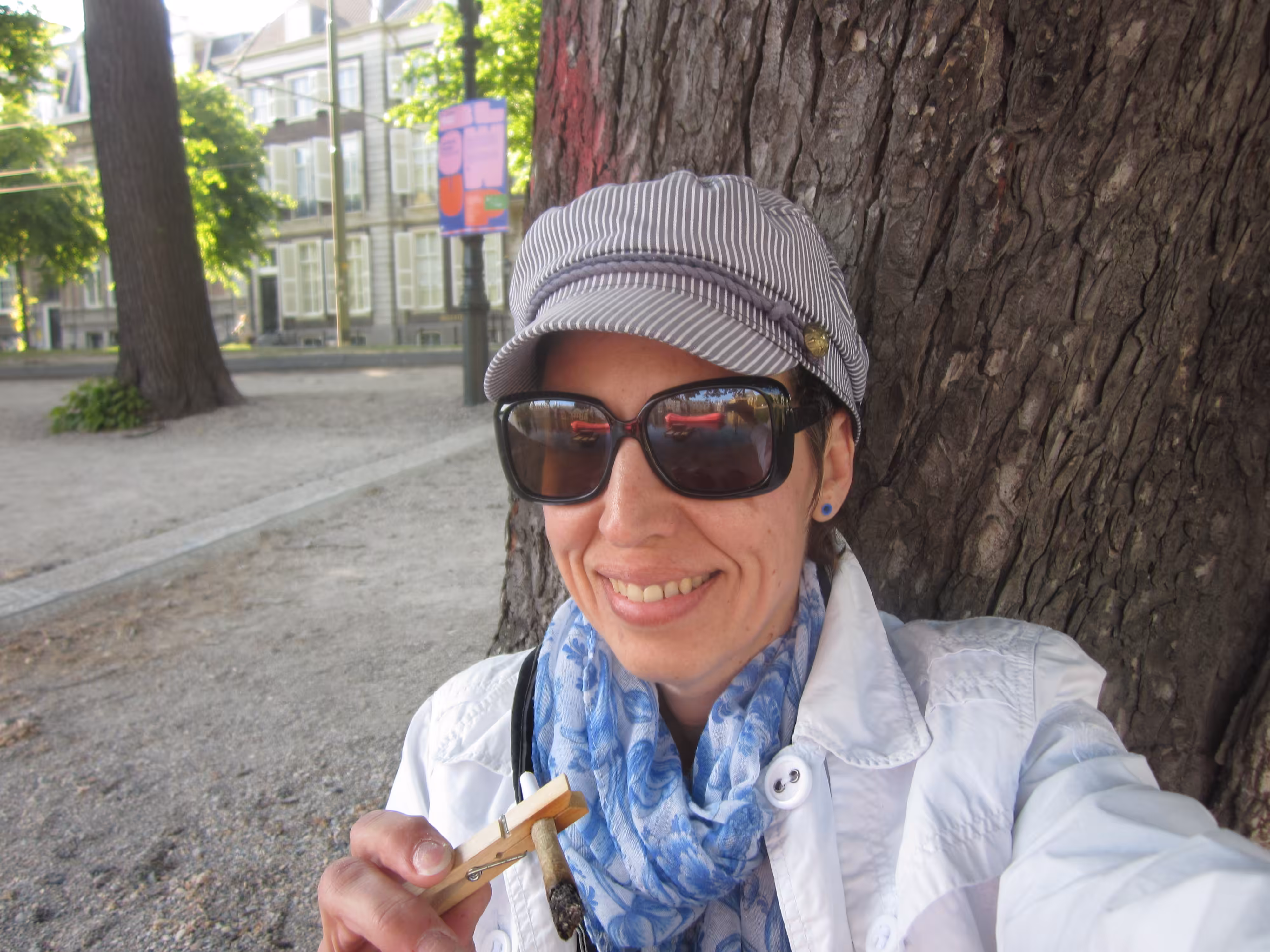 .23 SMOKIN THAT HAY AROUND THE CORNER FROM MAURITSHUIS ALL VICTORIOUS. VMAG, LLvD