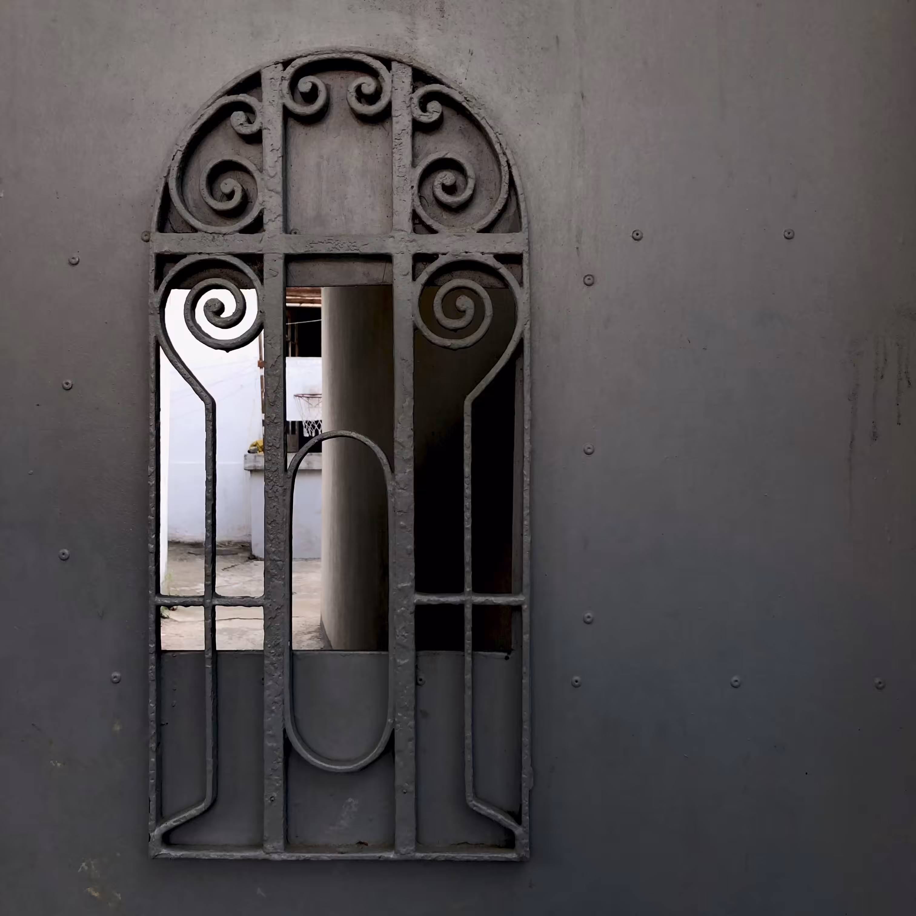peek through