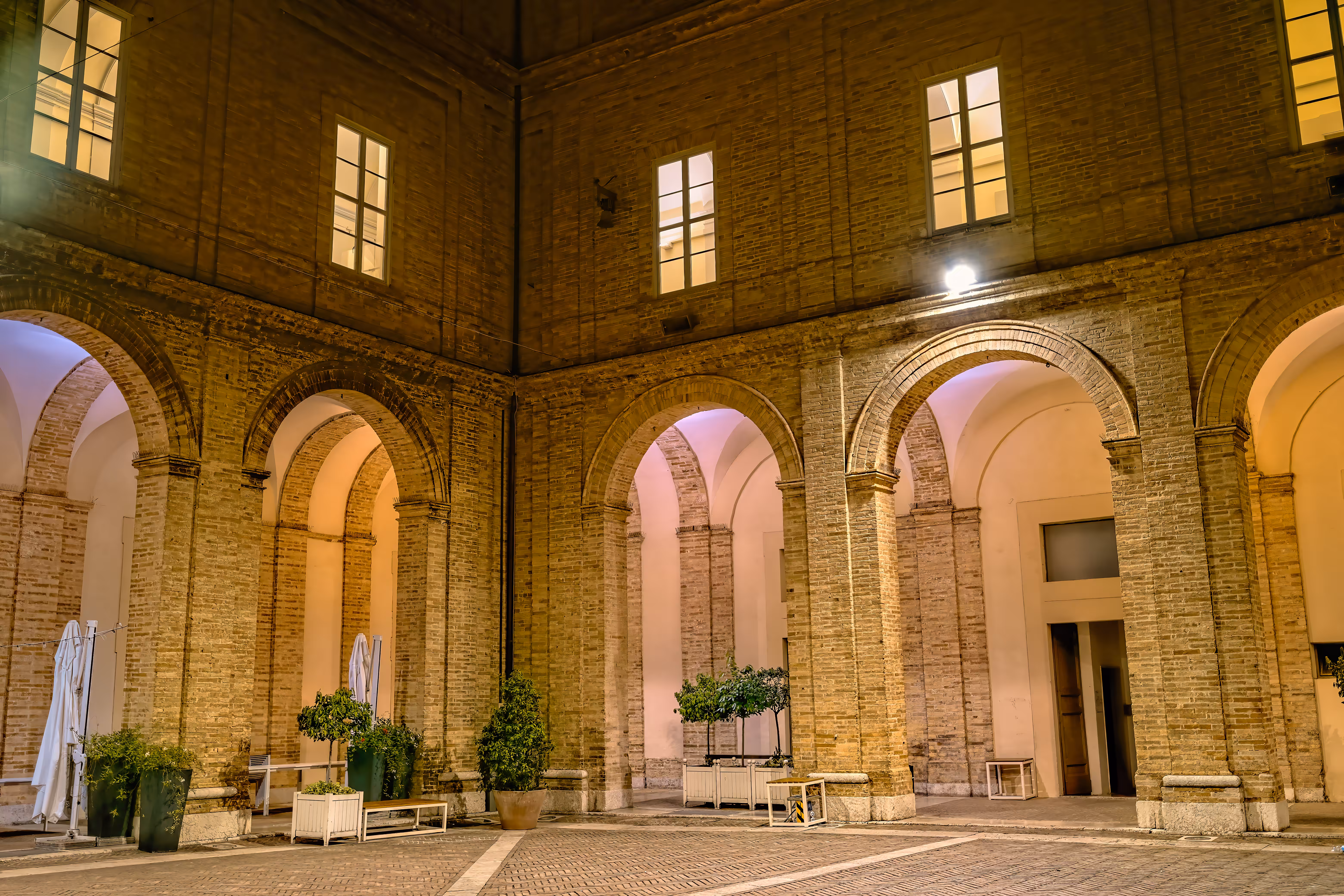 Photography for Advertising, Branding & Editorial: Urbino Courtyard by Night – Historic Arches and Quiet Elegance