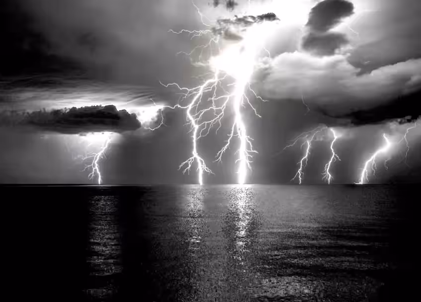 Lightning and night 