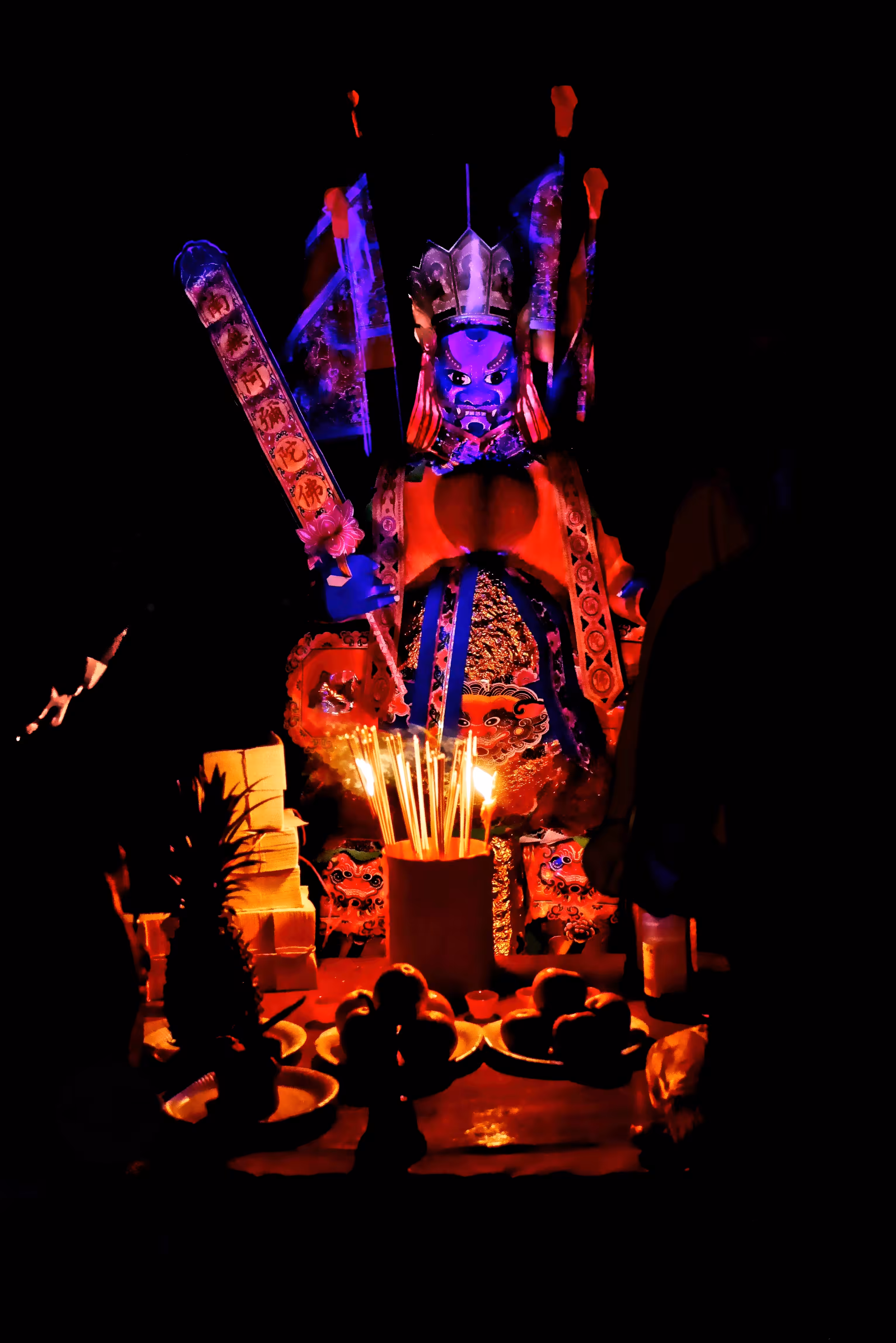 Night-time Cemetery Rituals, Singapore (9) - An altar for the Hell's Ghost King 'Da Shi Ye'