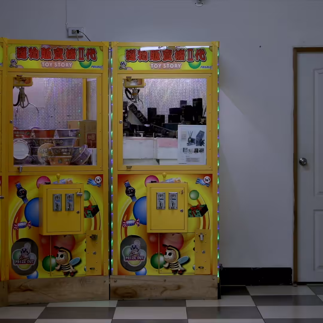 Lock-in Vending Machine 017