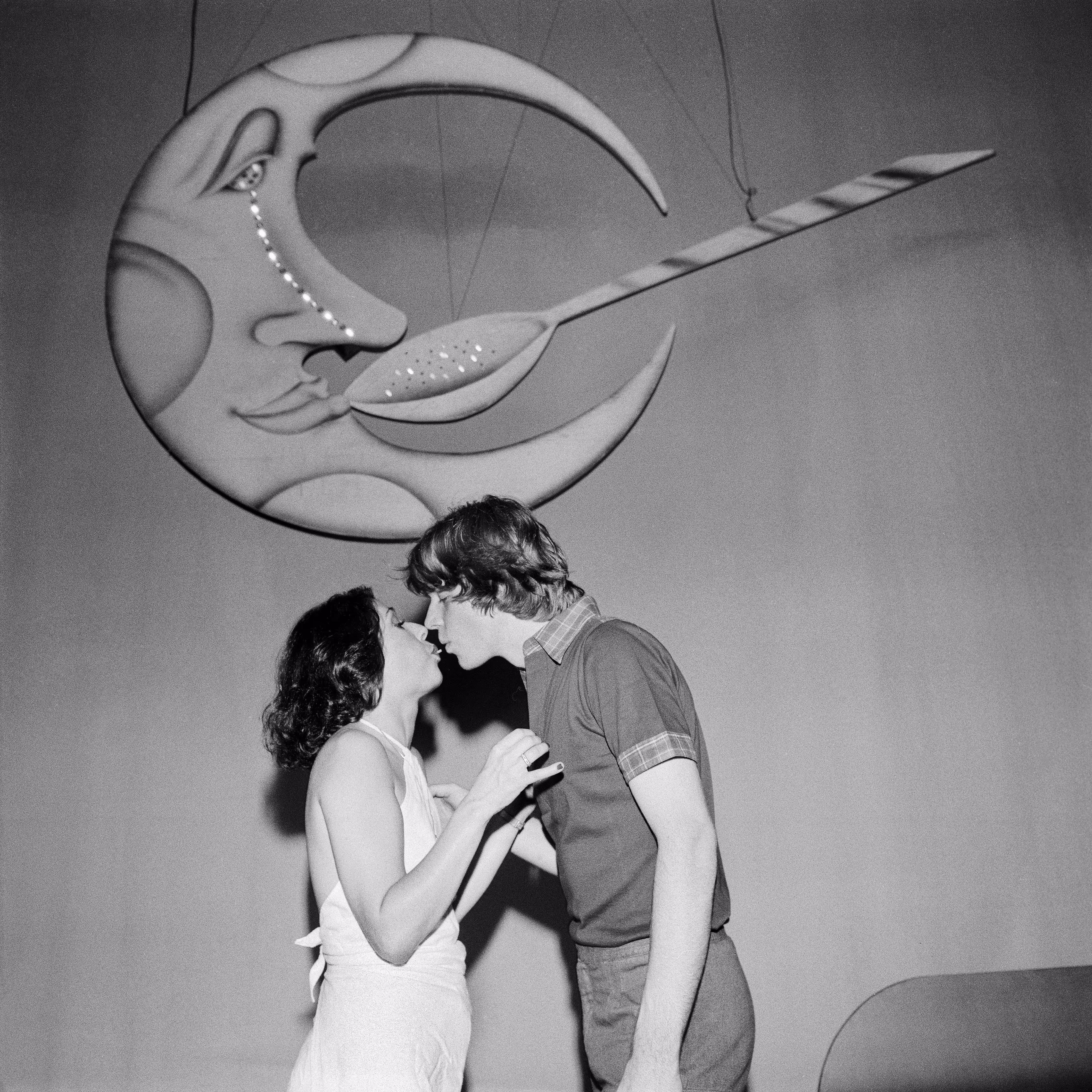 QuirkyVision 45RPM - Man In The Moon With An Animated Spoon