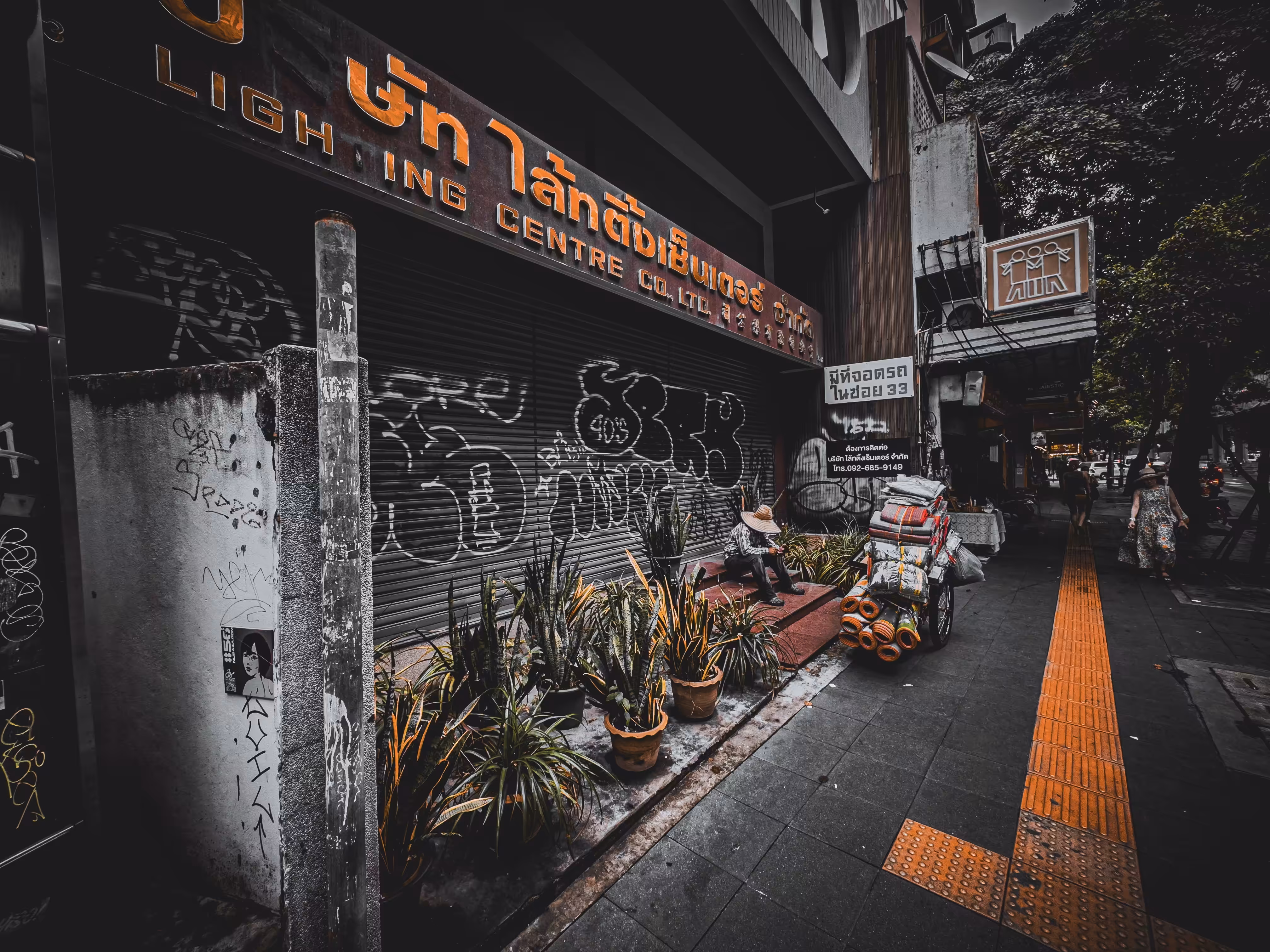 Do you see what I see ?: Streets of Bangkok - Tired