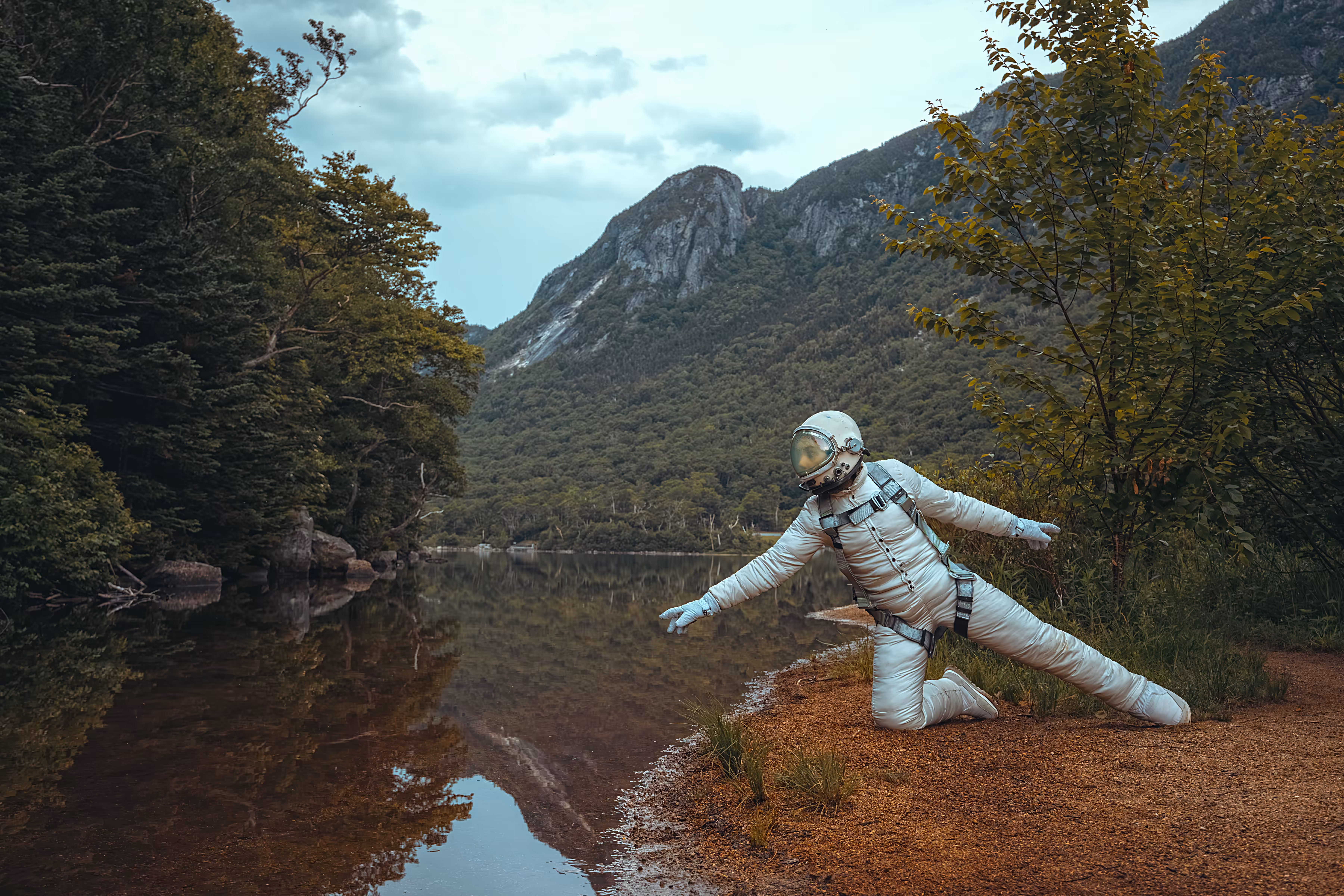 The Lonely Astronaut - White Suit Edition: Atmosphere