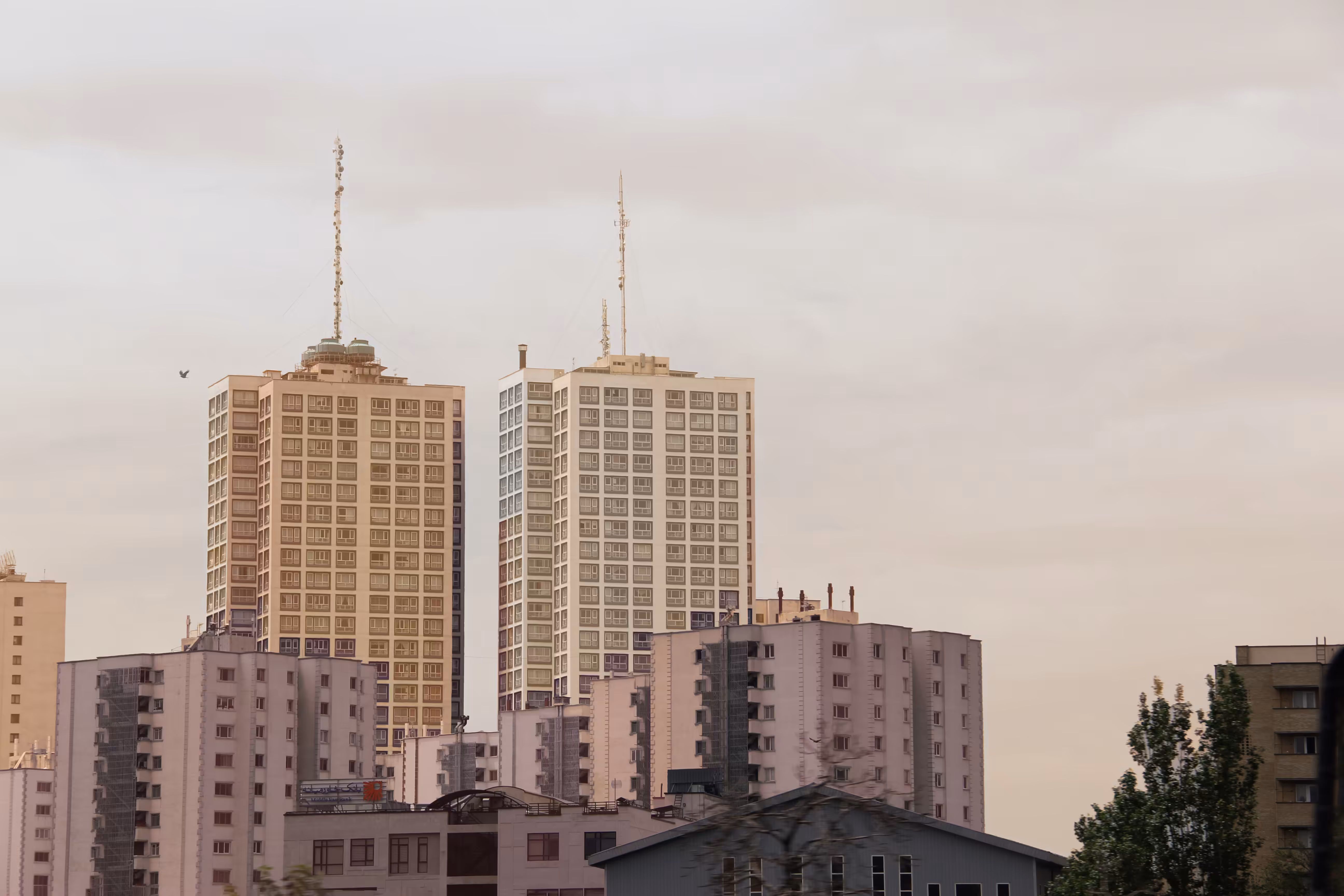 Fragments of Tehran, Between Chaos and Stillness
