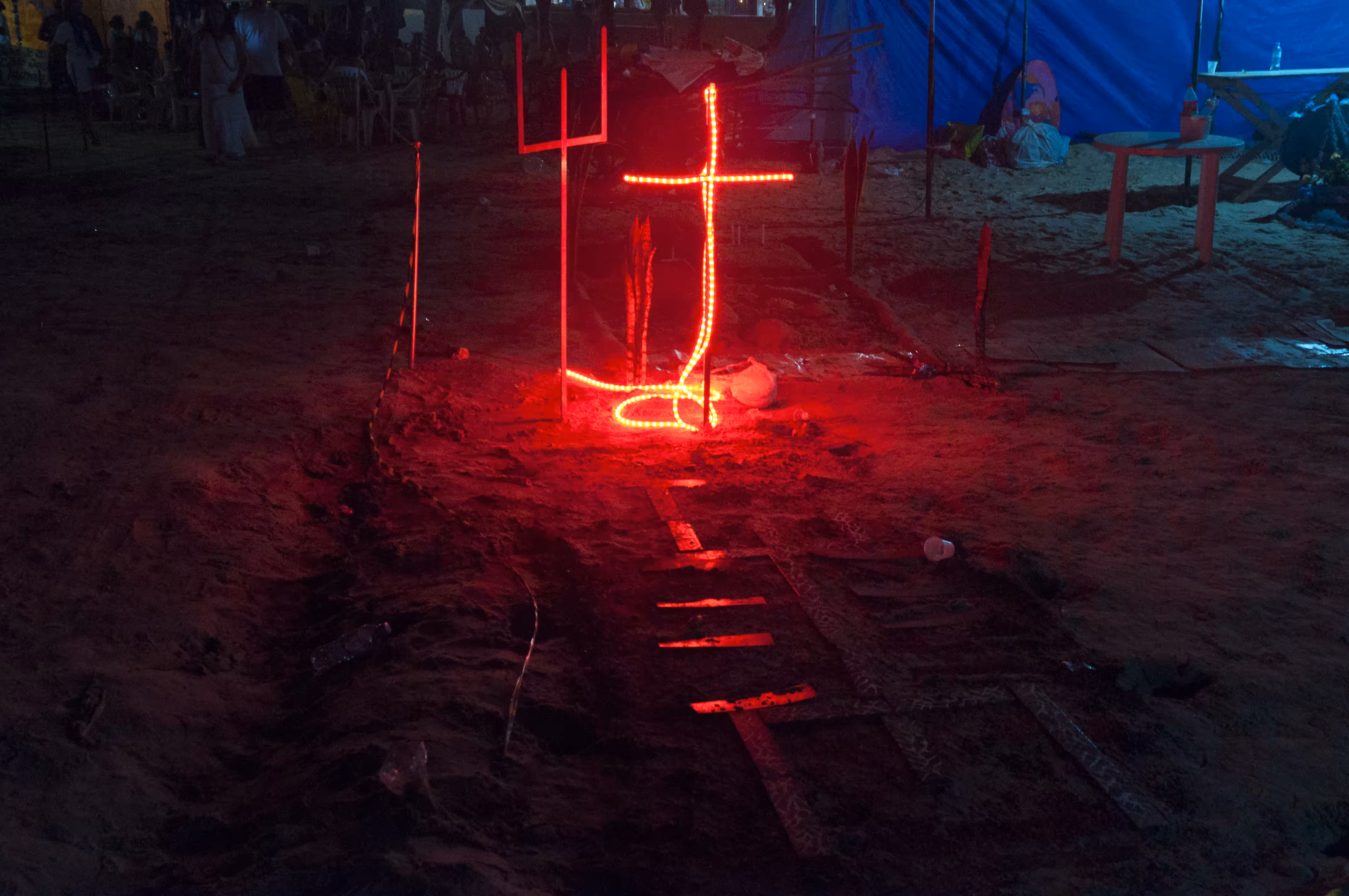 Deus e o Diabo na Terra da Contradição
