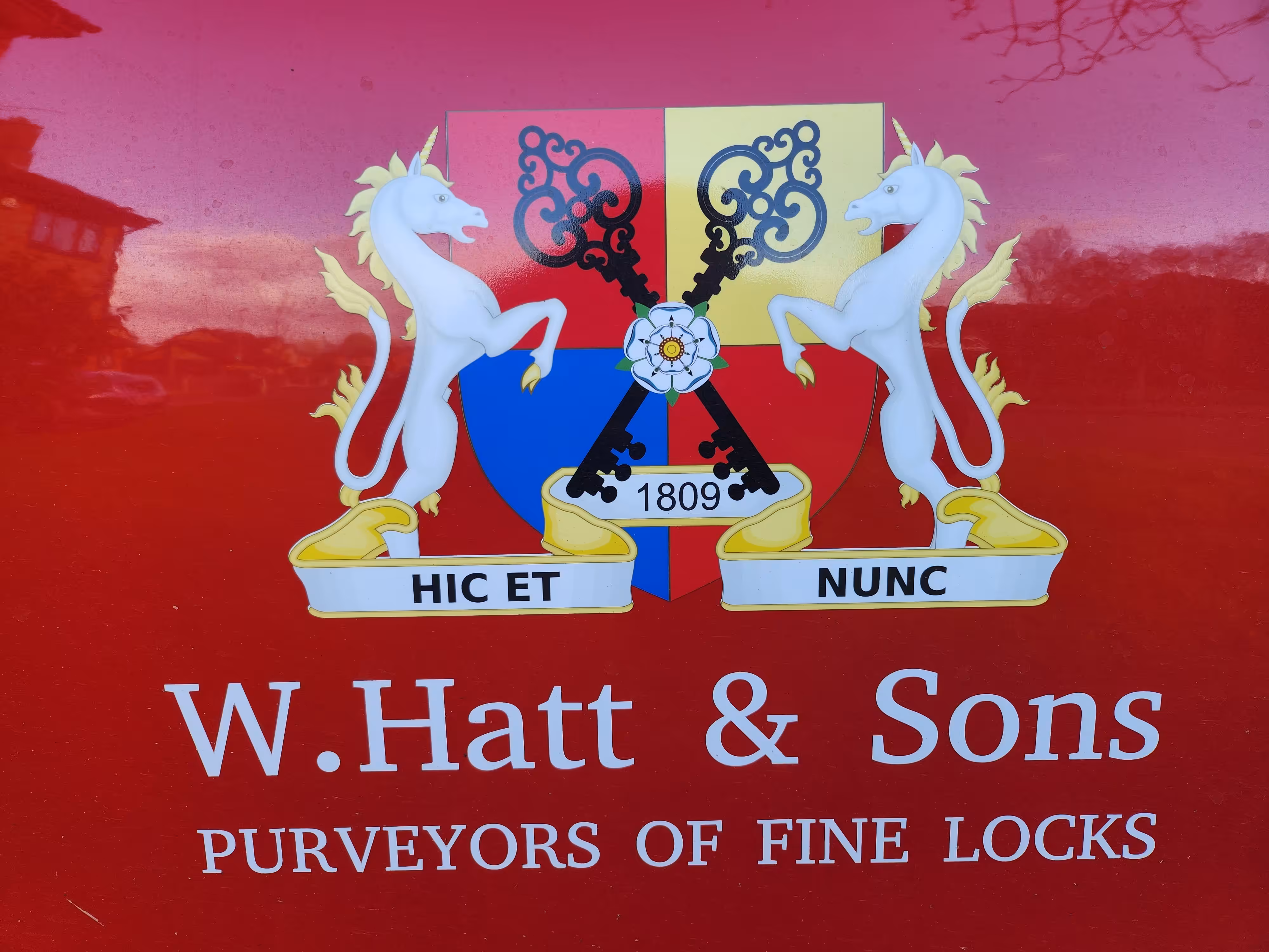 William Hatt & Sons Crest - Hic Et Nunc