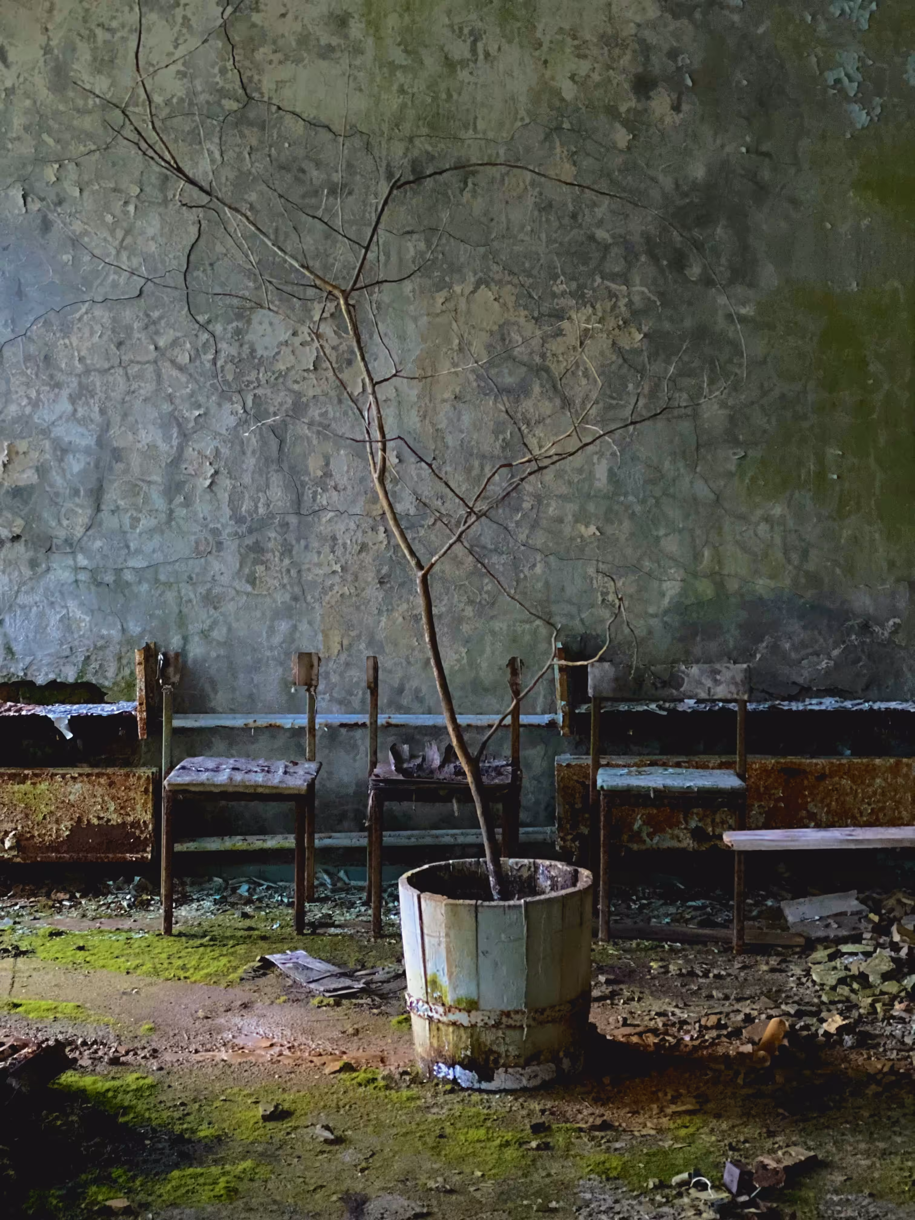 EMPTY WAITING ROOM