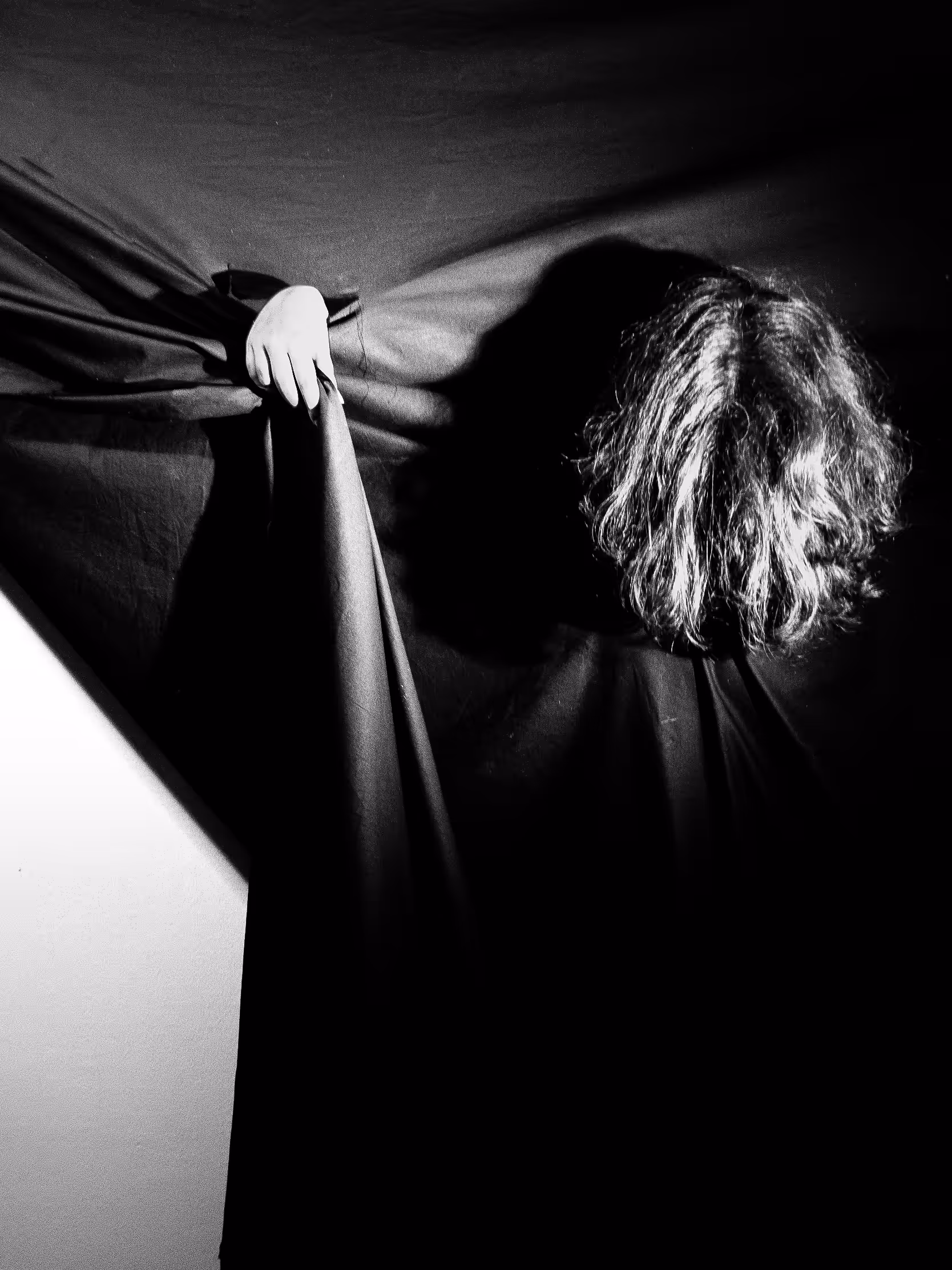 I Open the Dark