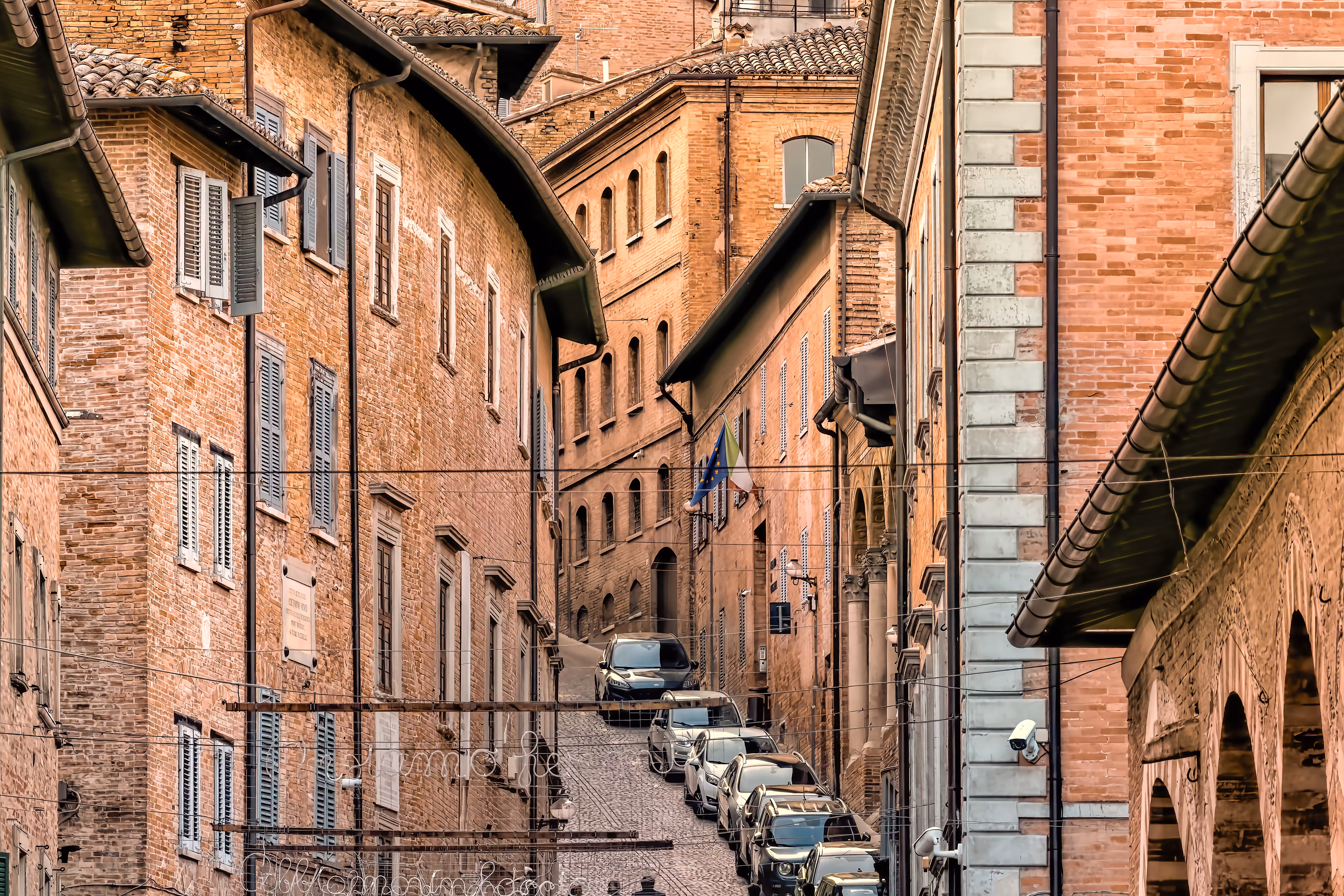 Photography for Advertising, Branding & Editorial: Urbino Street Perspective – Cars, Bricks, and History