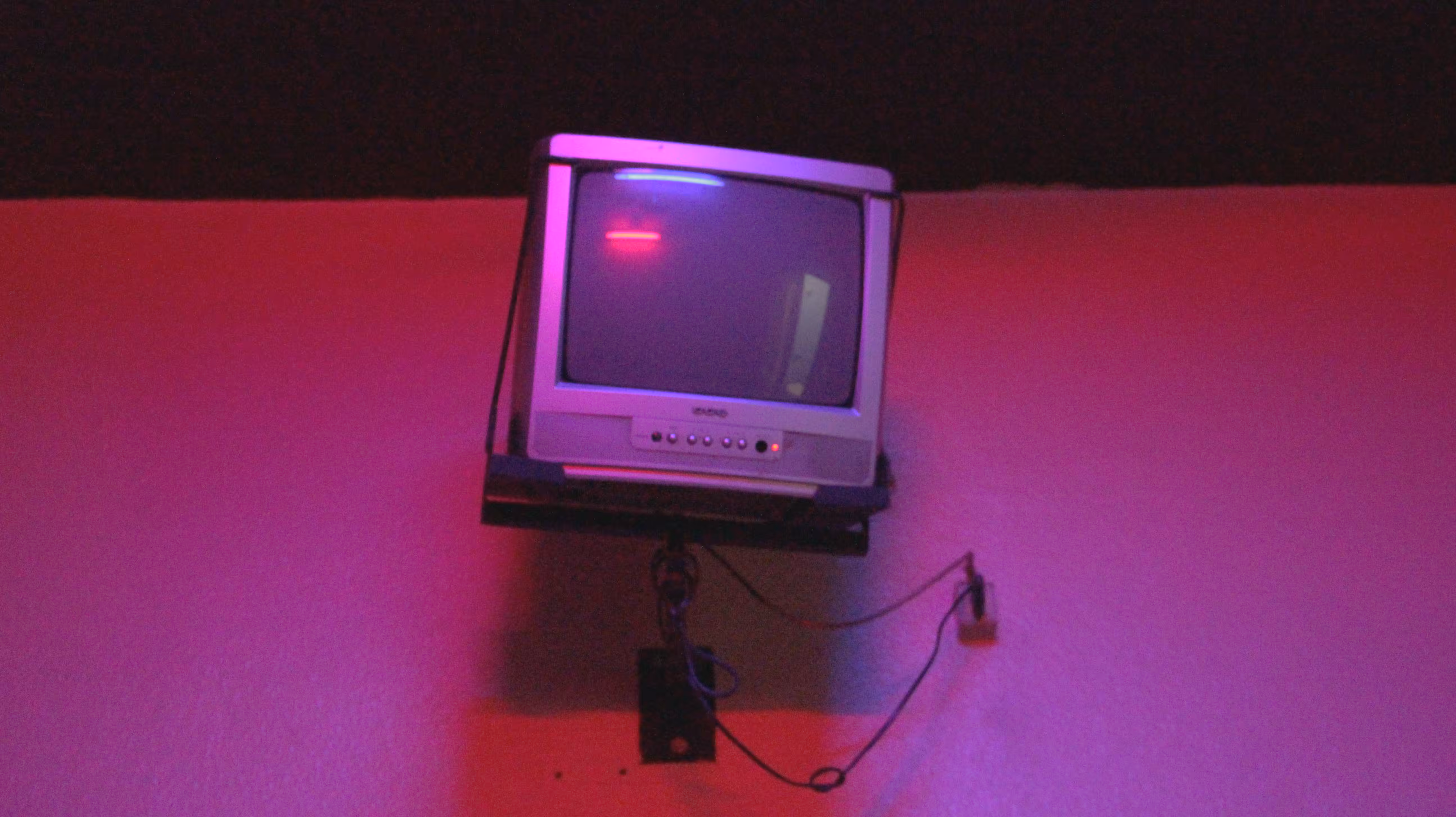 tv eyes on me