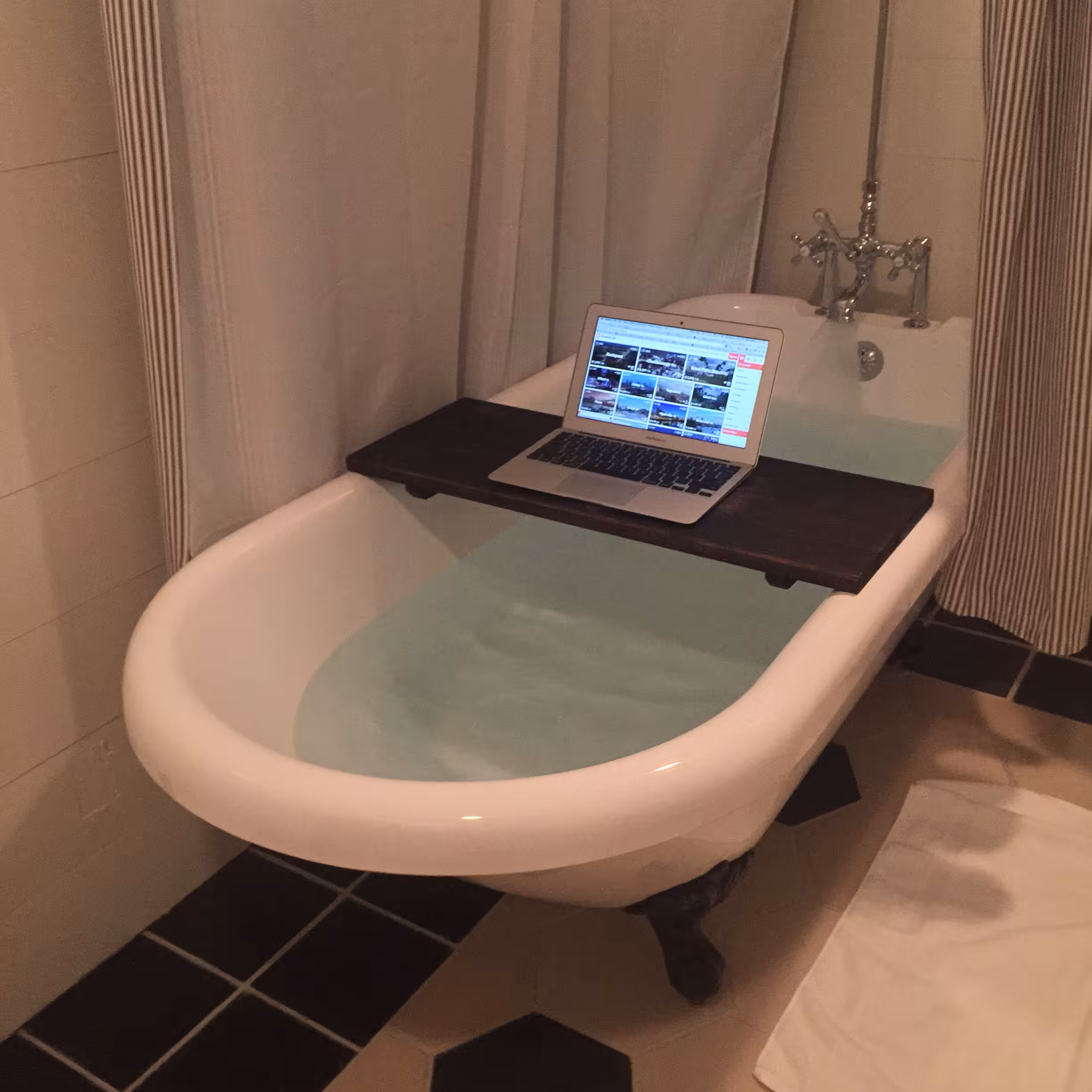 Nomad List + Tub
