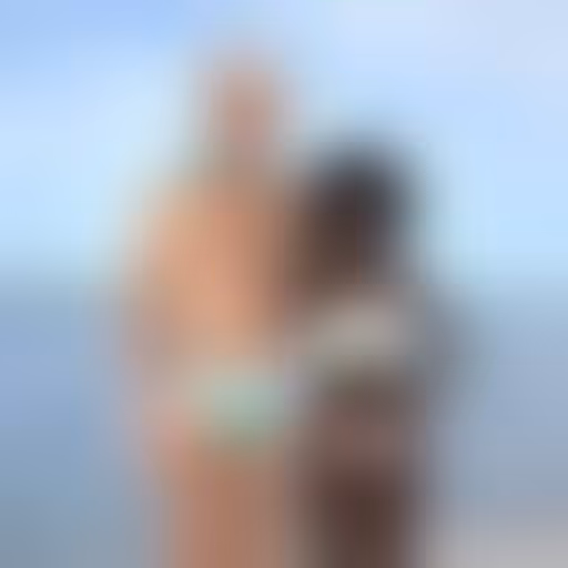 Samuel et Fatou en maillot de bain