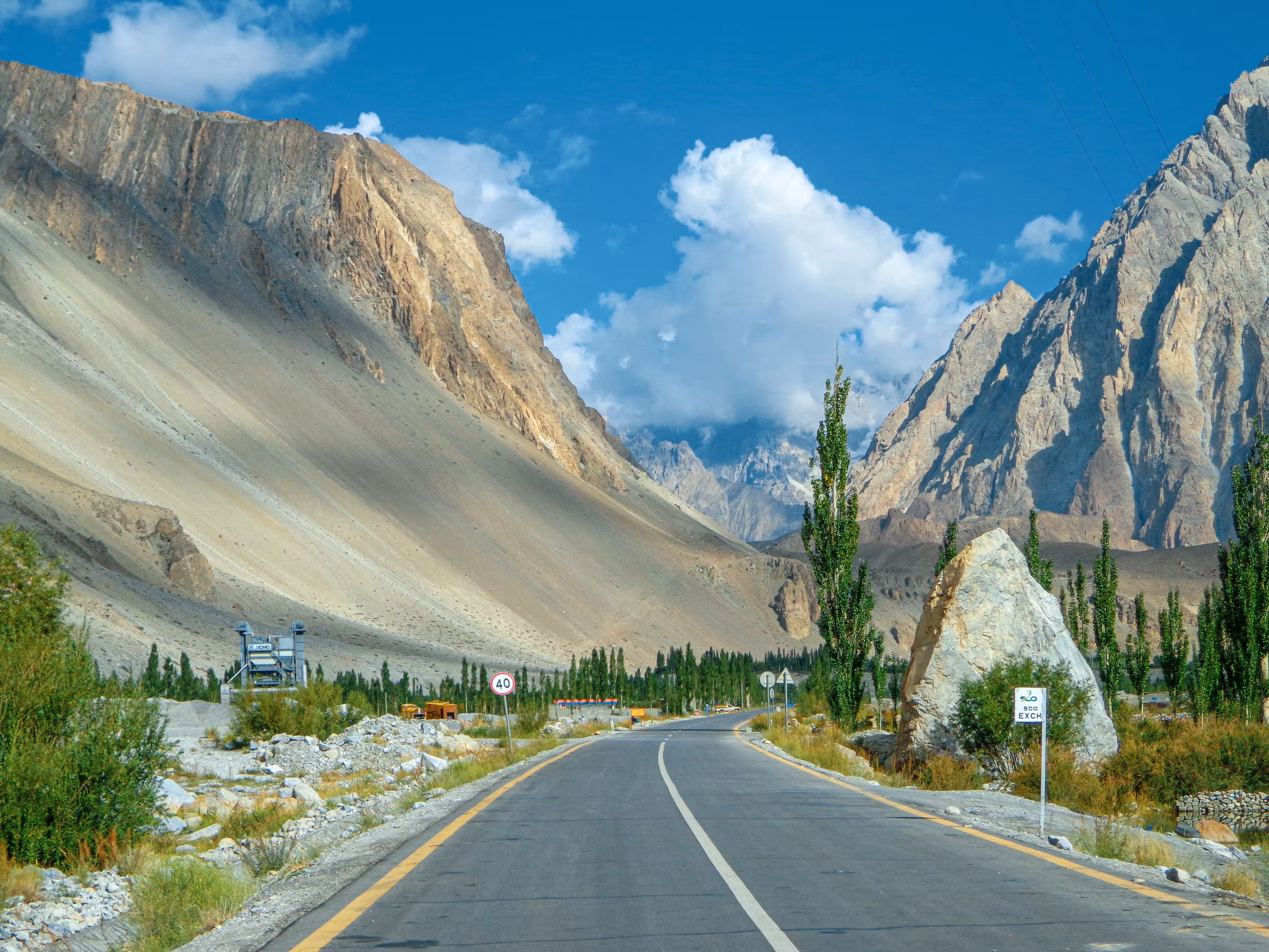 Hunza Valley Pakistan. 🛣️🌳⛰️❤️