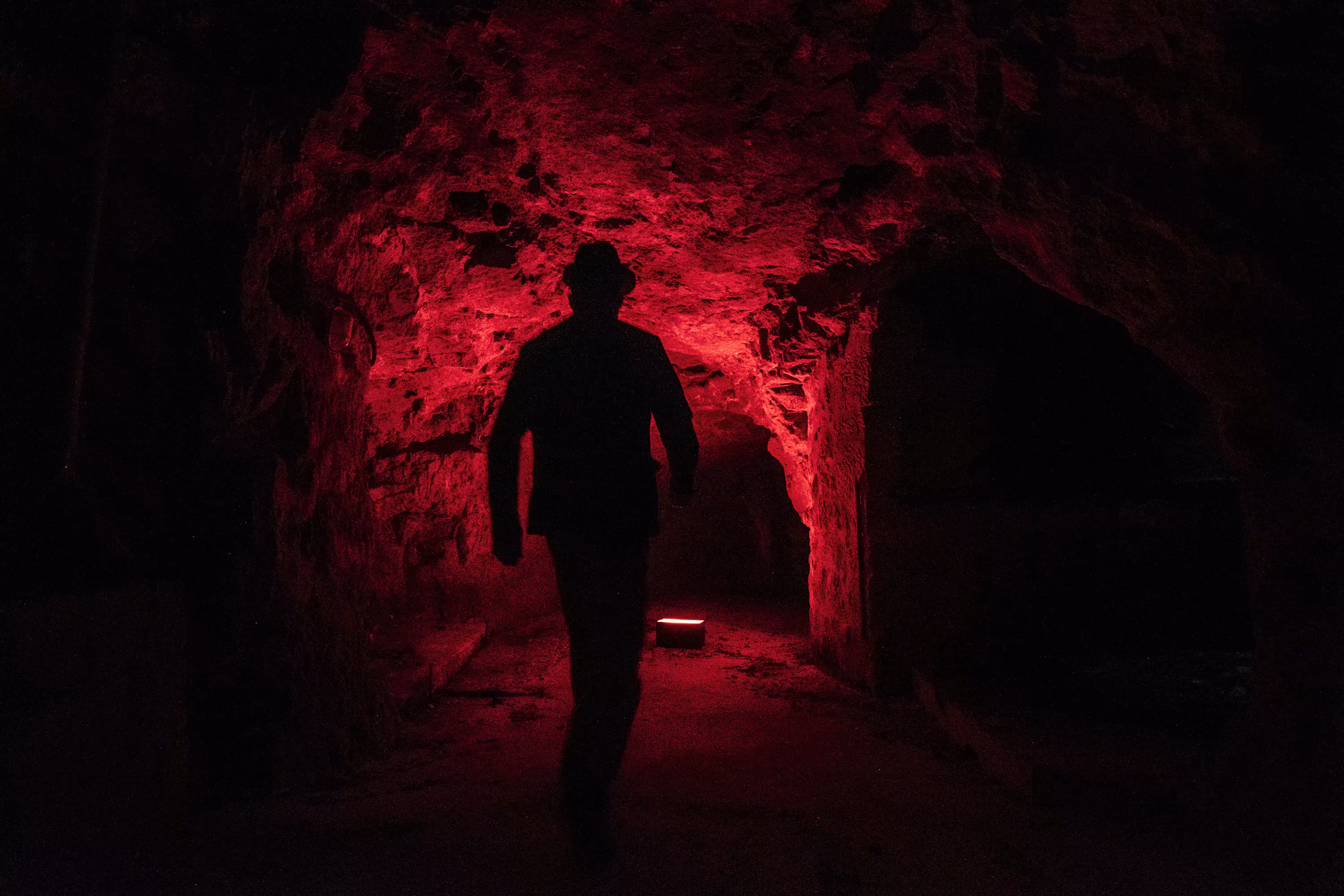 La Boite Rouge: Cave 