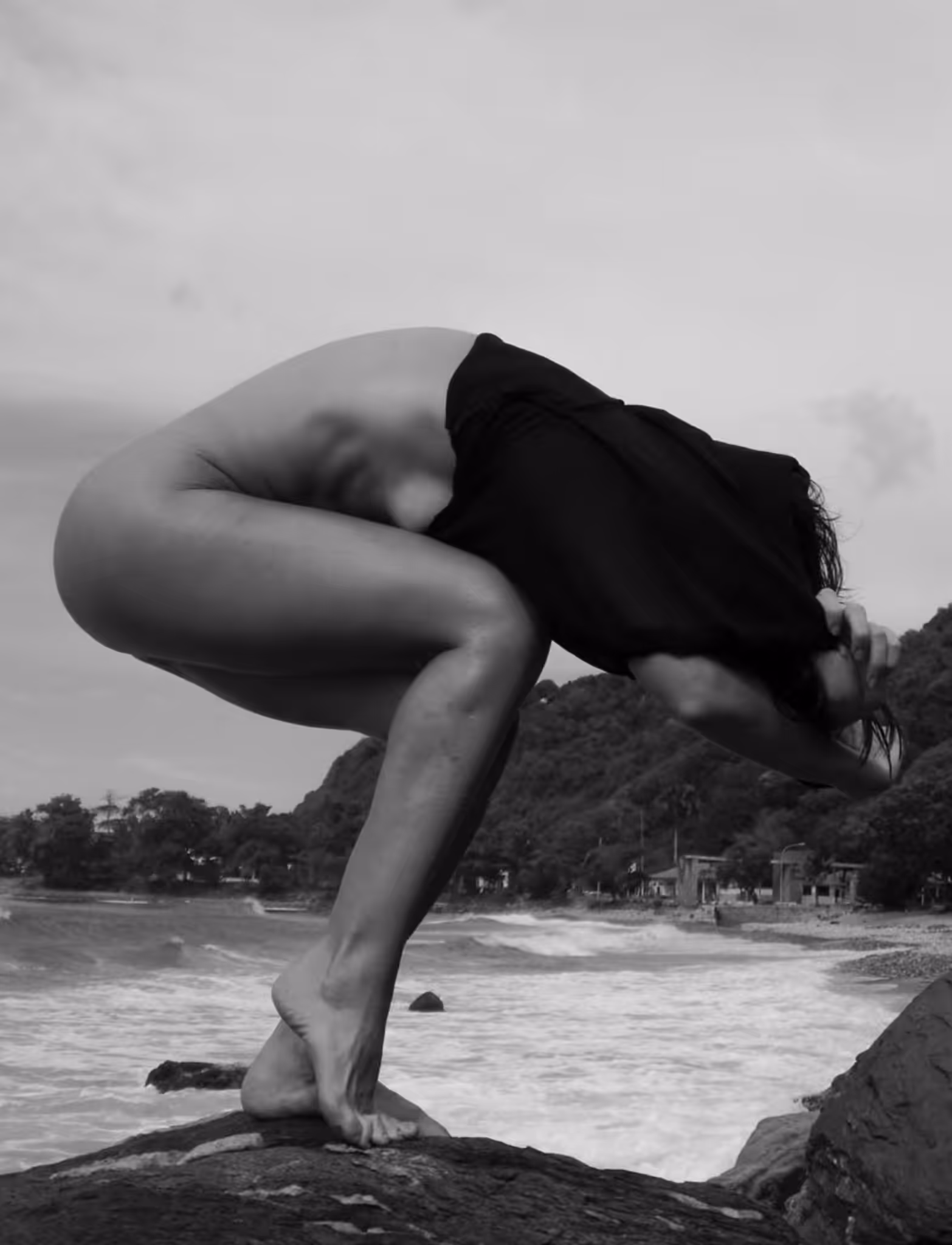Plasticity Against the Horizon