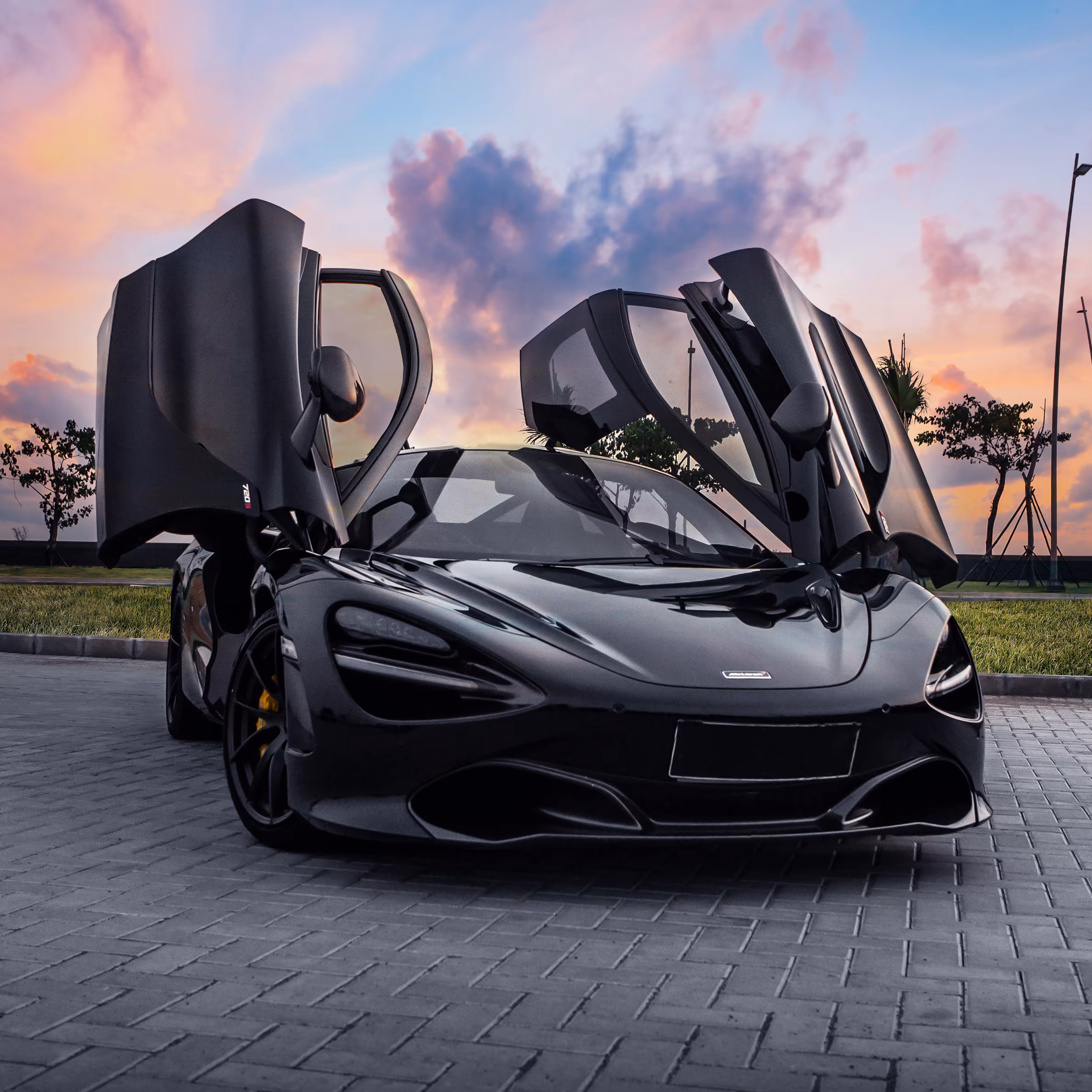 mclaren 720s black