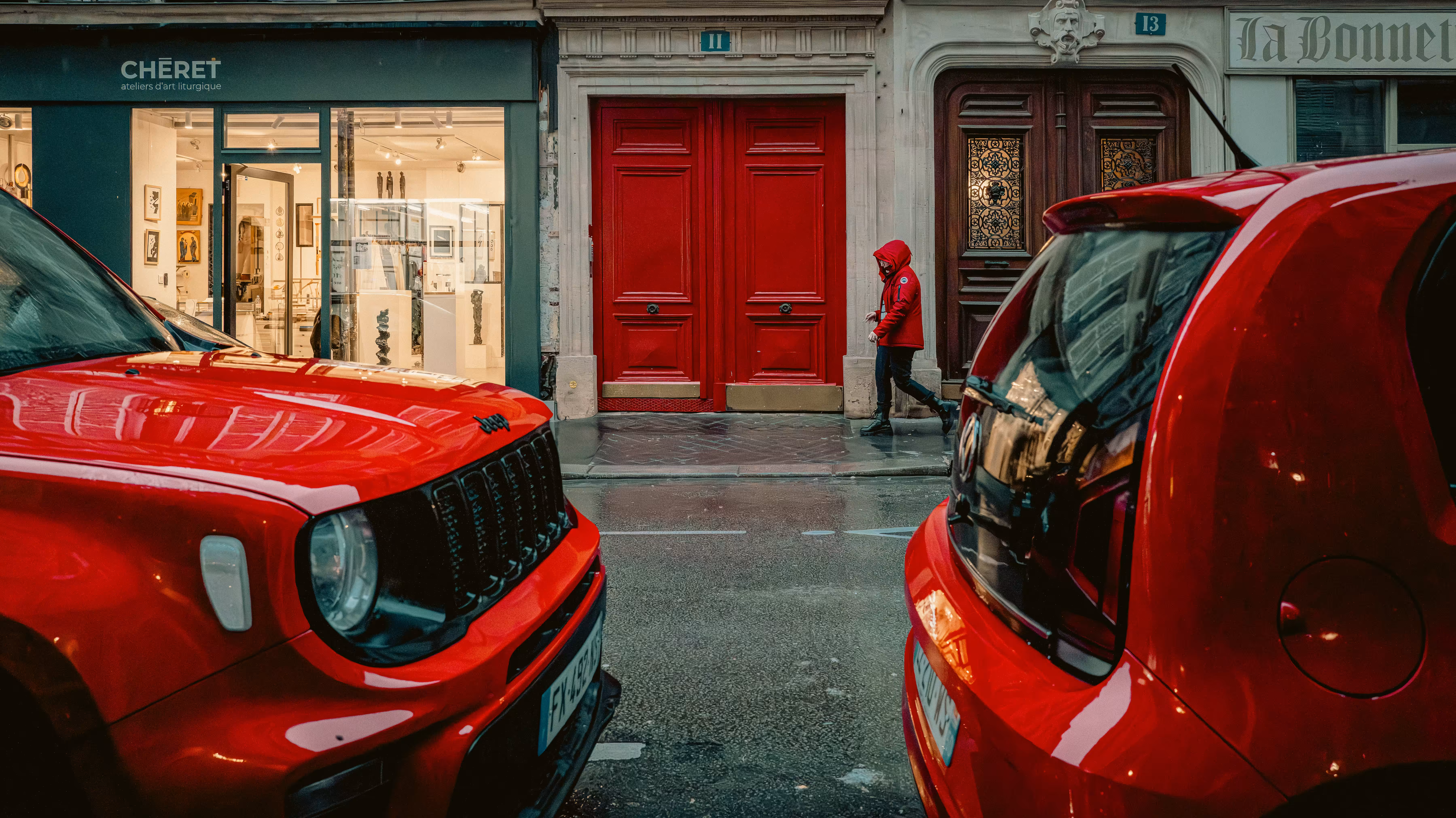 Mar 2, 2024 - Devant la porte rouge.