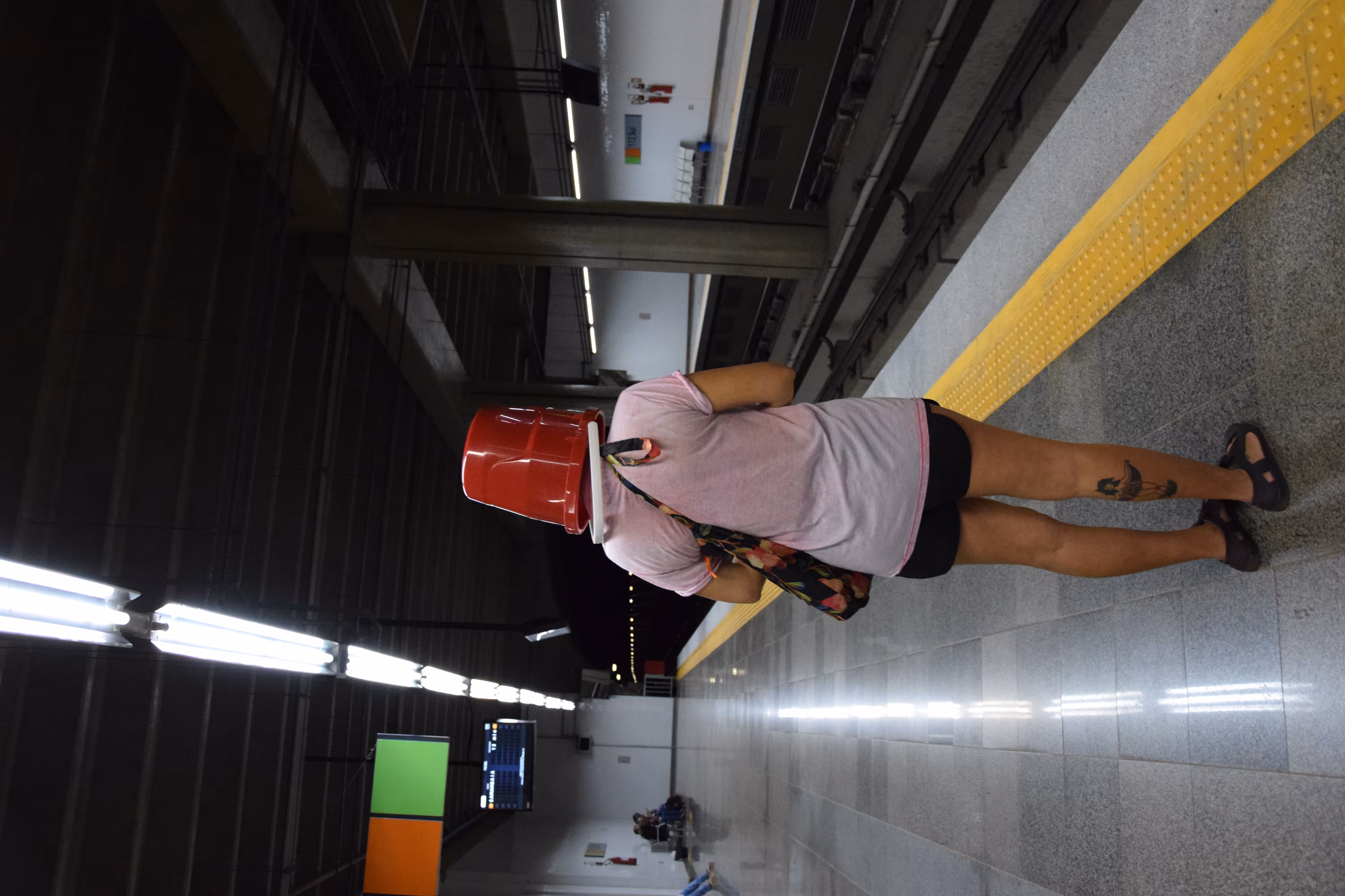 Wasteland Woman waits for the subway III | Mulher Baldia espera o metrô III