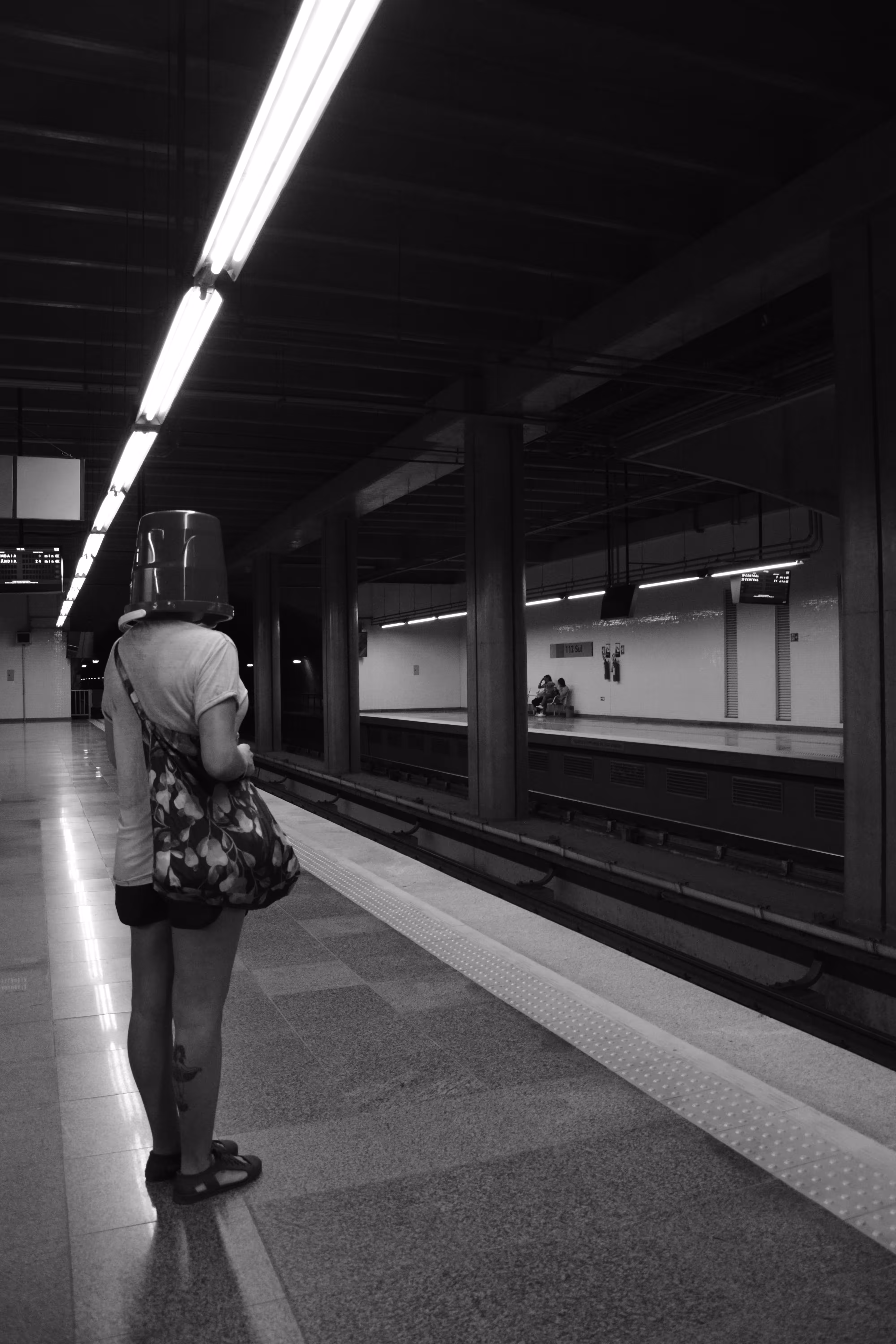 Wasteland Woman waits for the subway II | Mulher Baldia espera o metrô II
