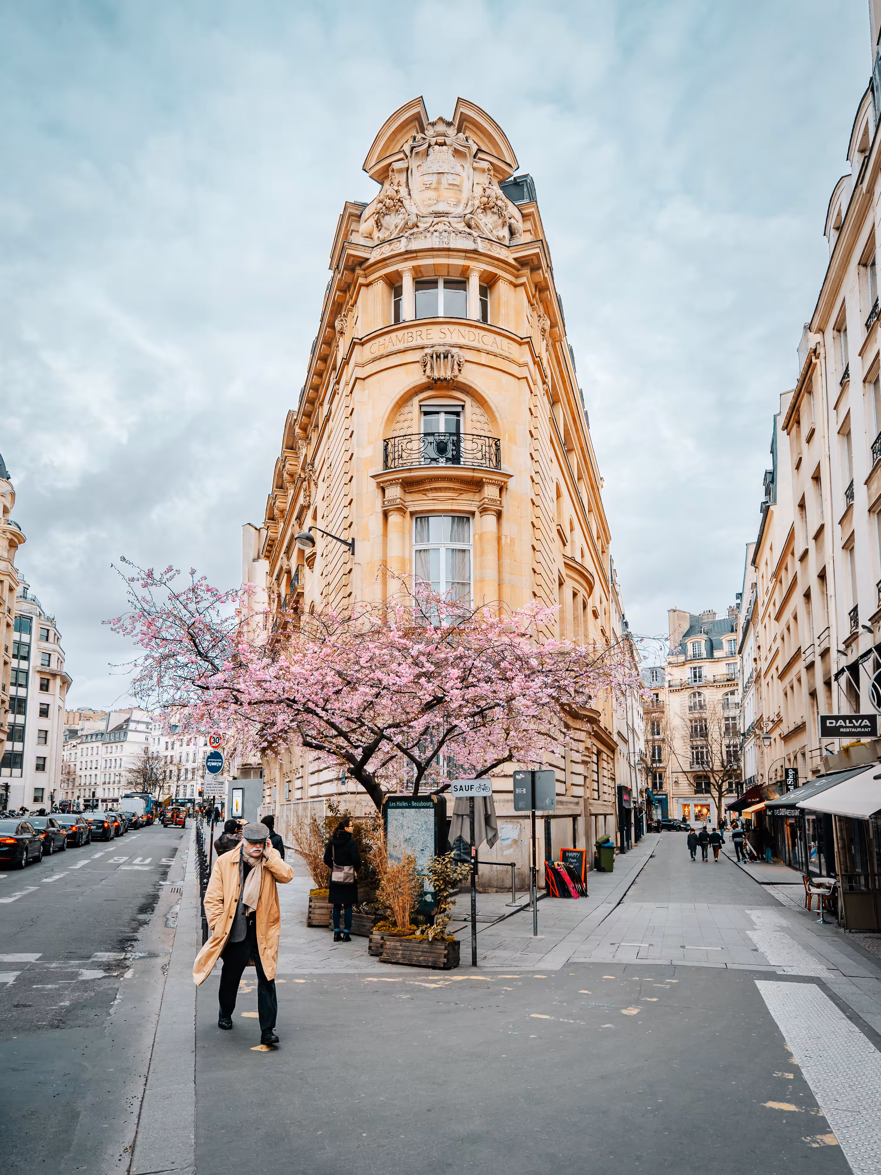 Black & White Ladies: The Parisian Flatiron