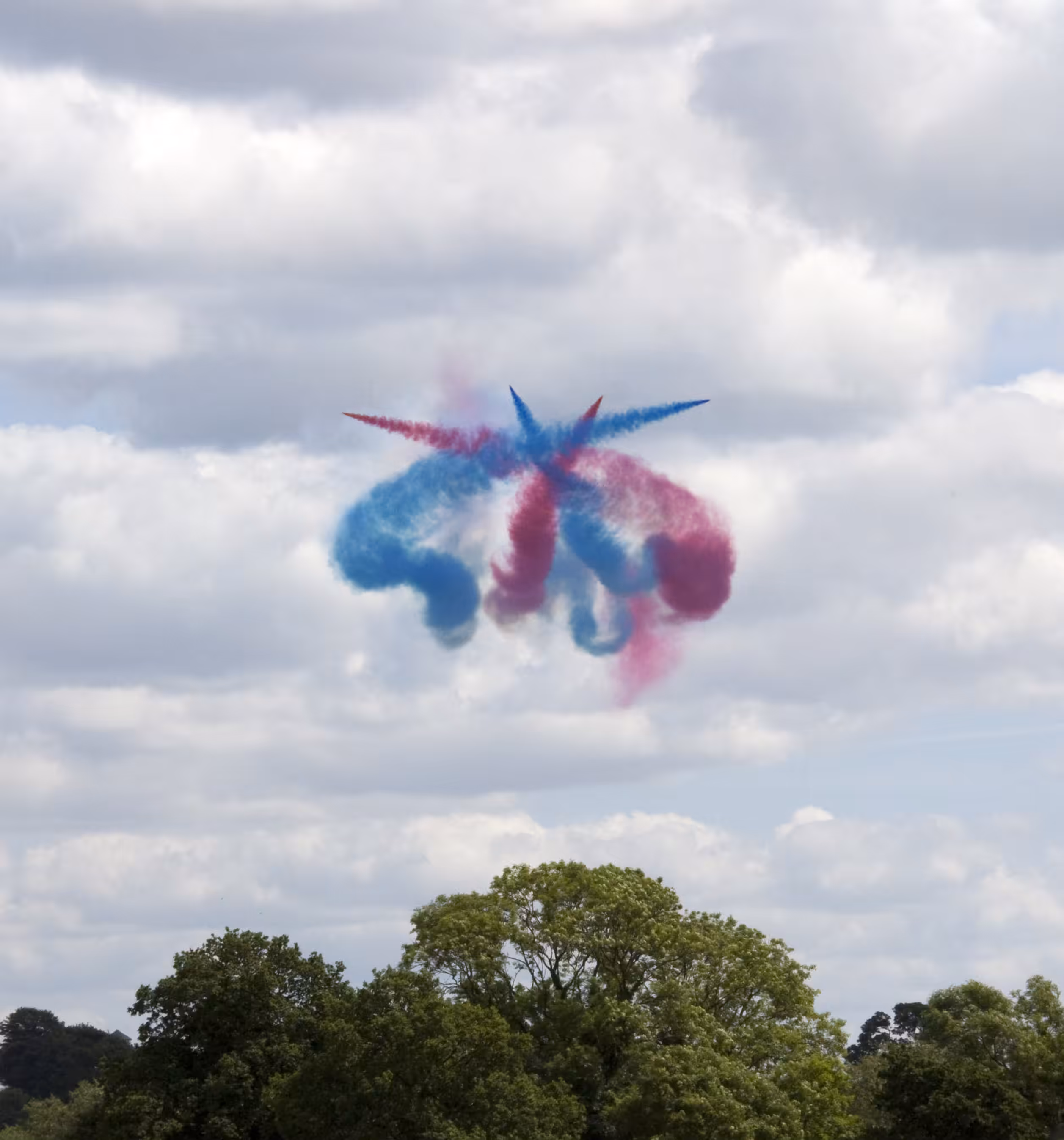 Têtes Chercheuses: Red Arrows tying knots