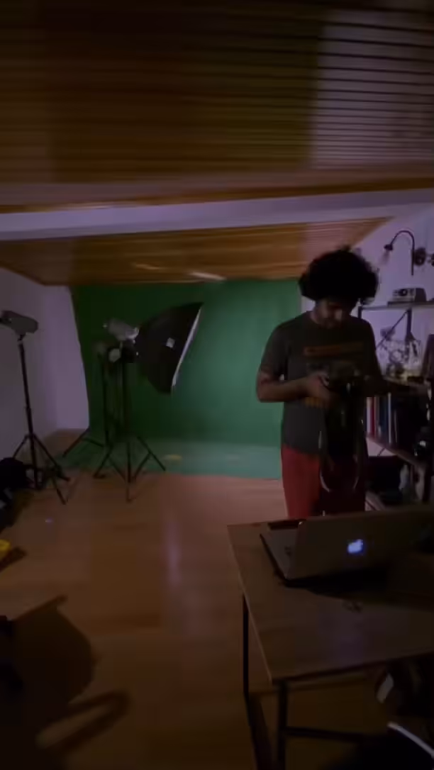 Rodeo posts: NEVER BE ALONE IN PHOTOGRAPHY  STUDIO