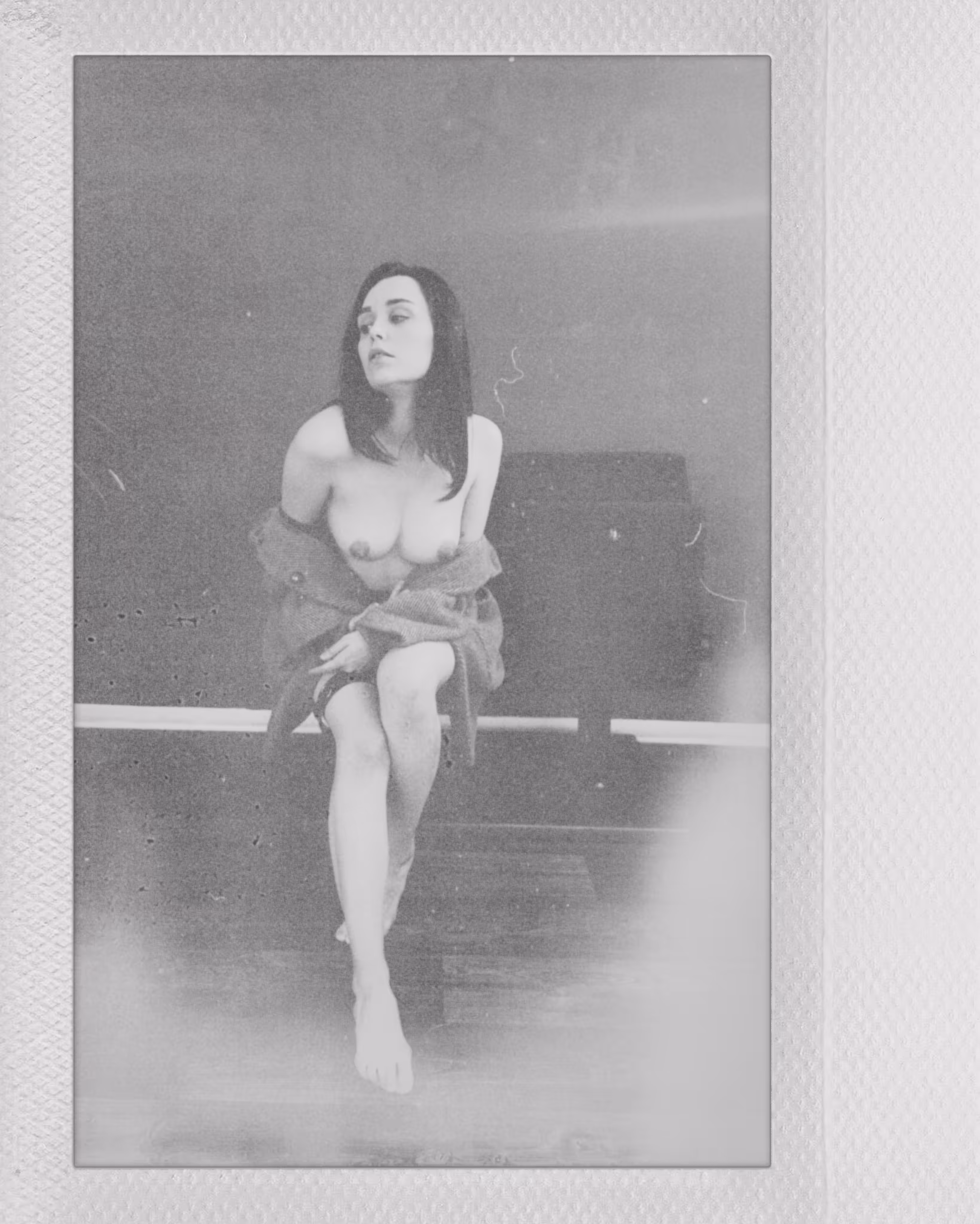 Sit down - Nude bnw 