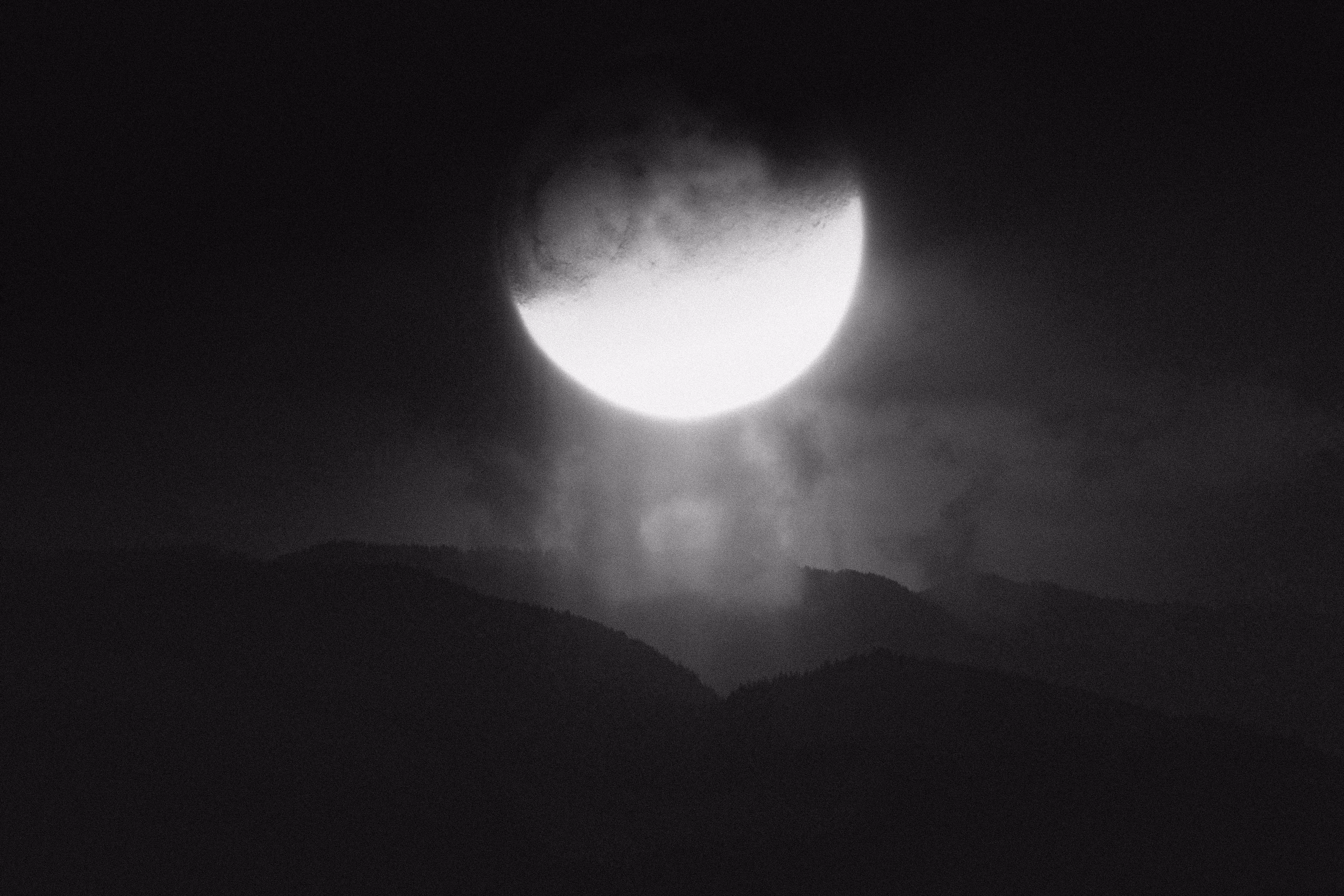 La Lune Chuchote à la Terre.