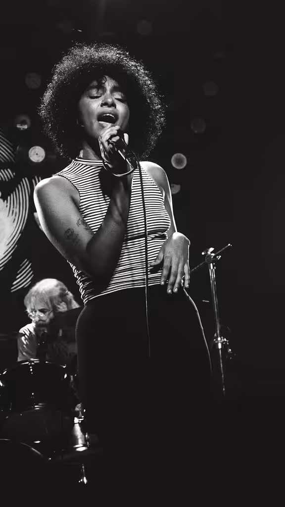 Duele  (acoustic private performance)
