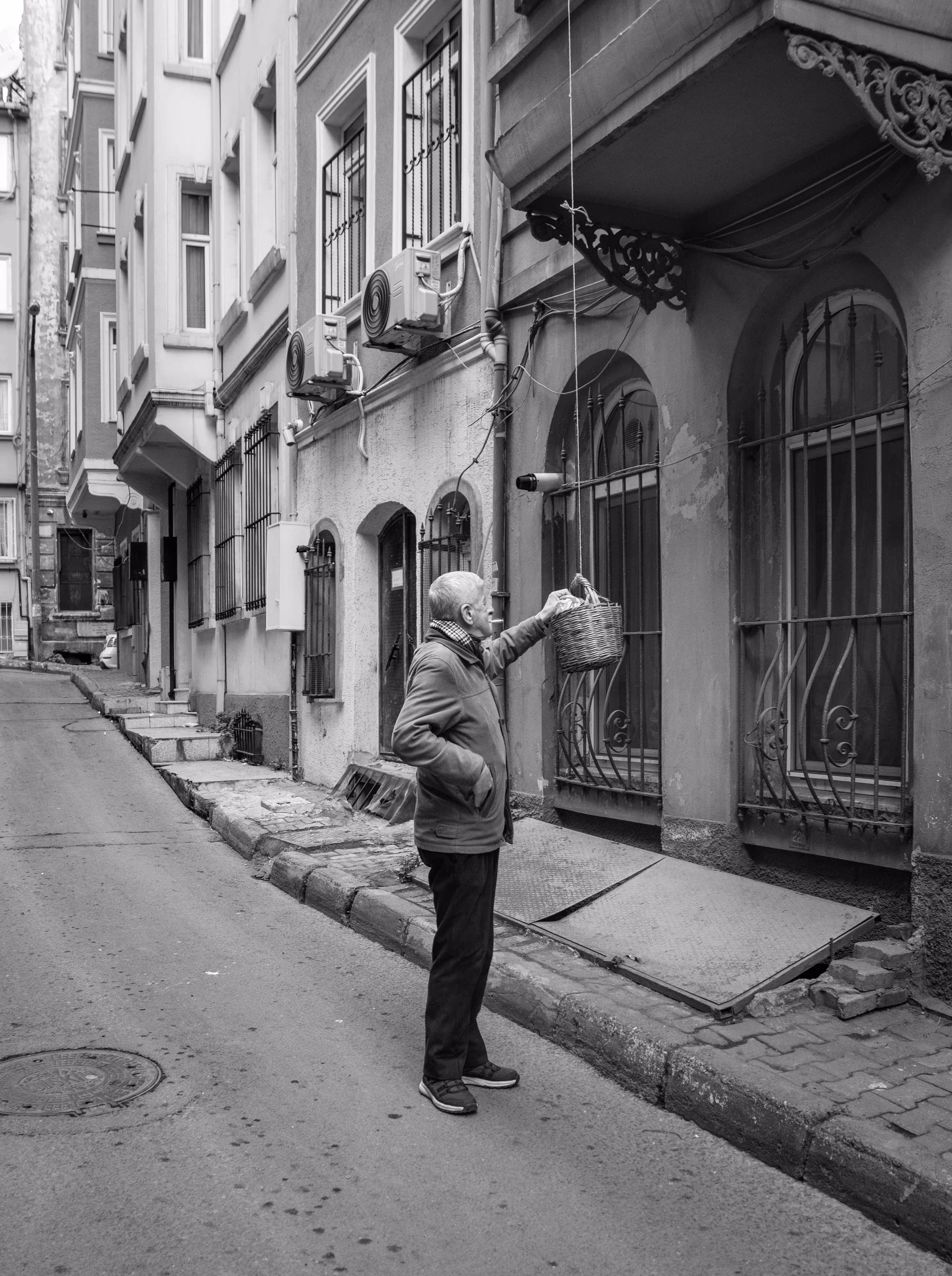 Travel between Windows and Street