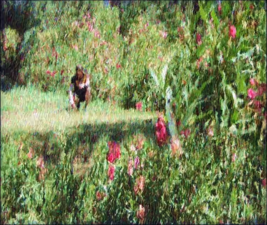 Mujer sin sombrilla en el jardin