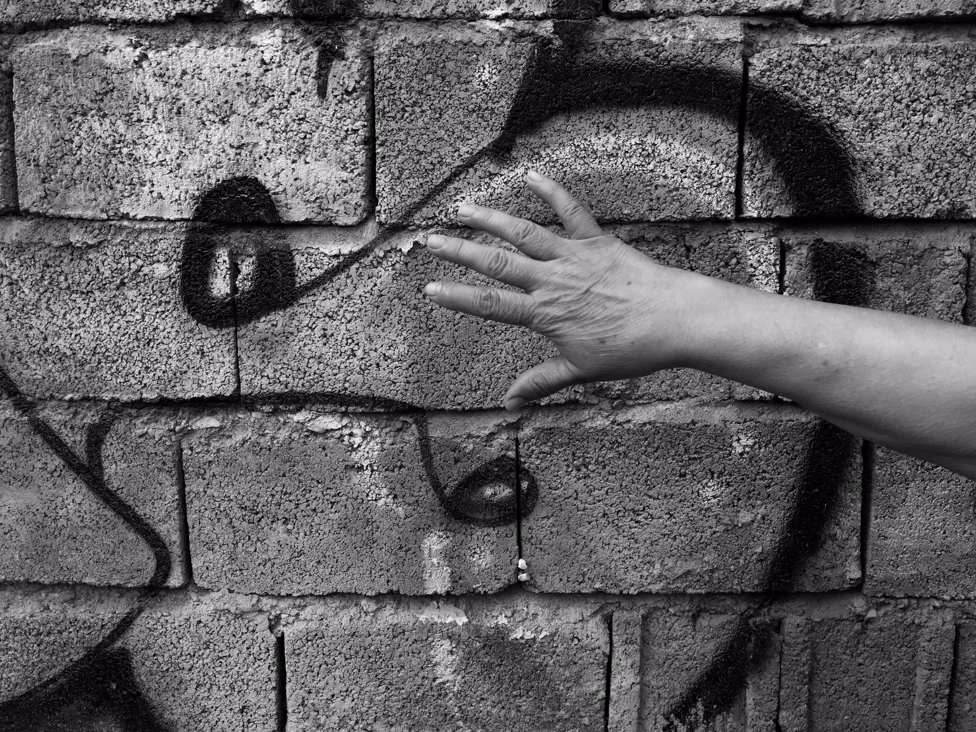 Hand on grafiti