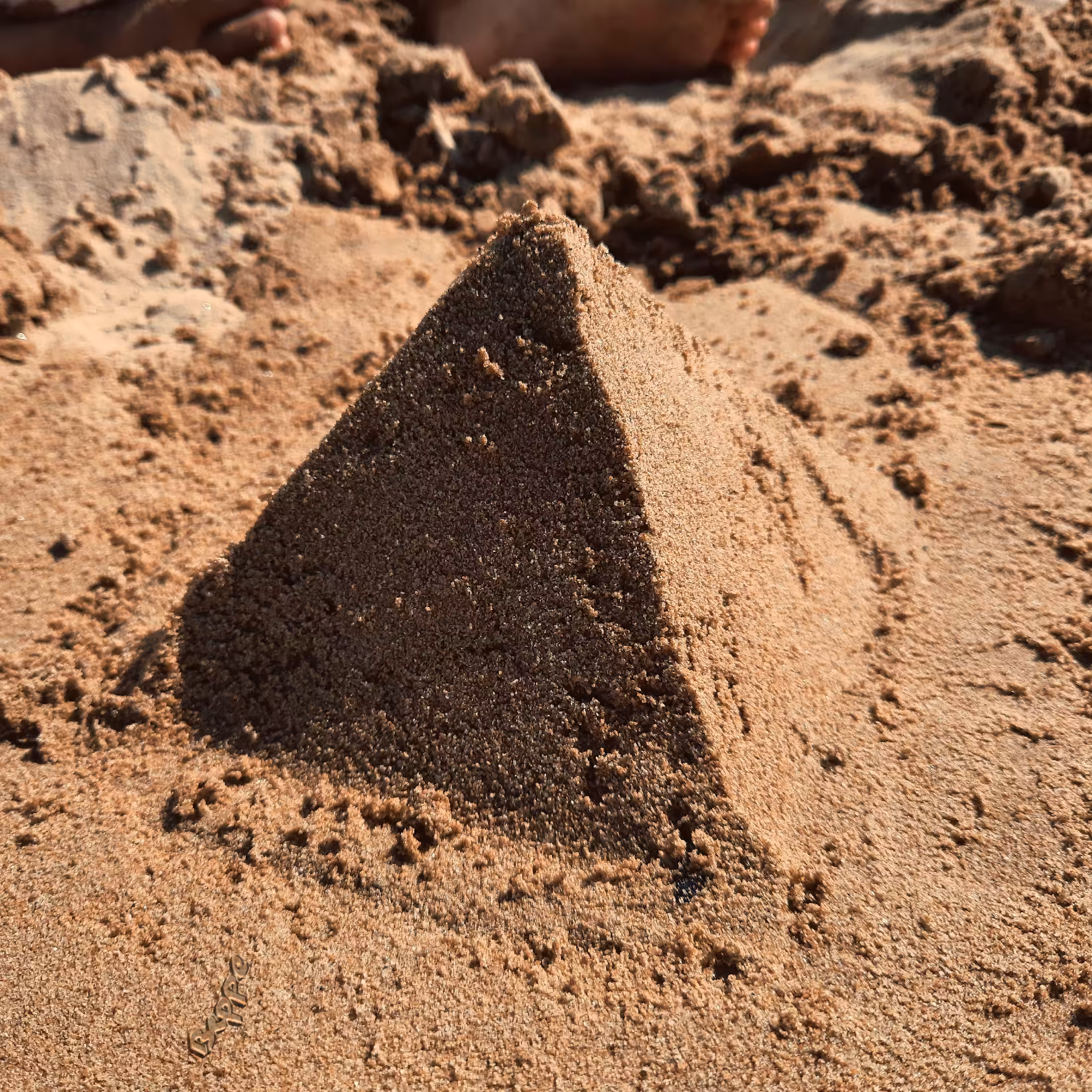 𝒞𝑒𝒸𝒾 𝓃'𝑒𝓈𝓉 𝓅𝒶𝓈 𝓊𝓃 3D - pyramid, plane.
