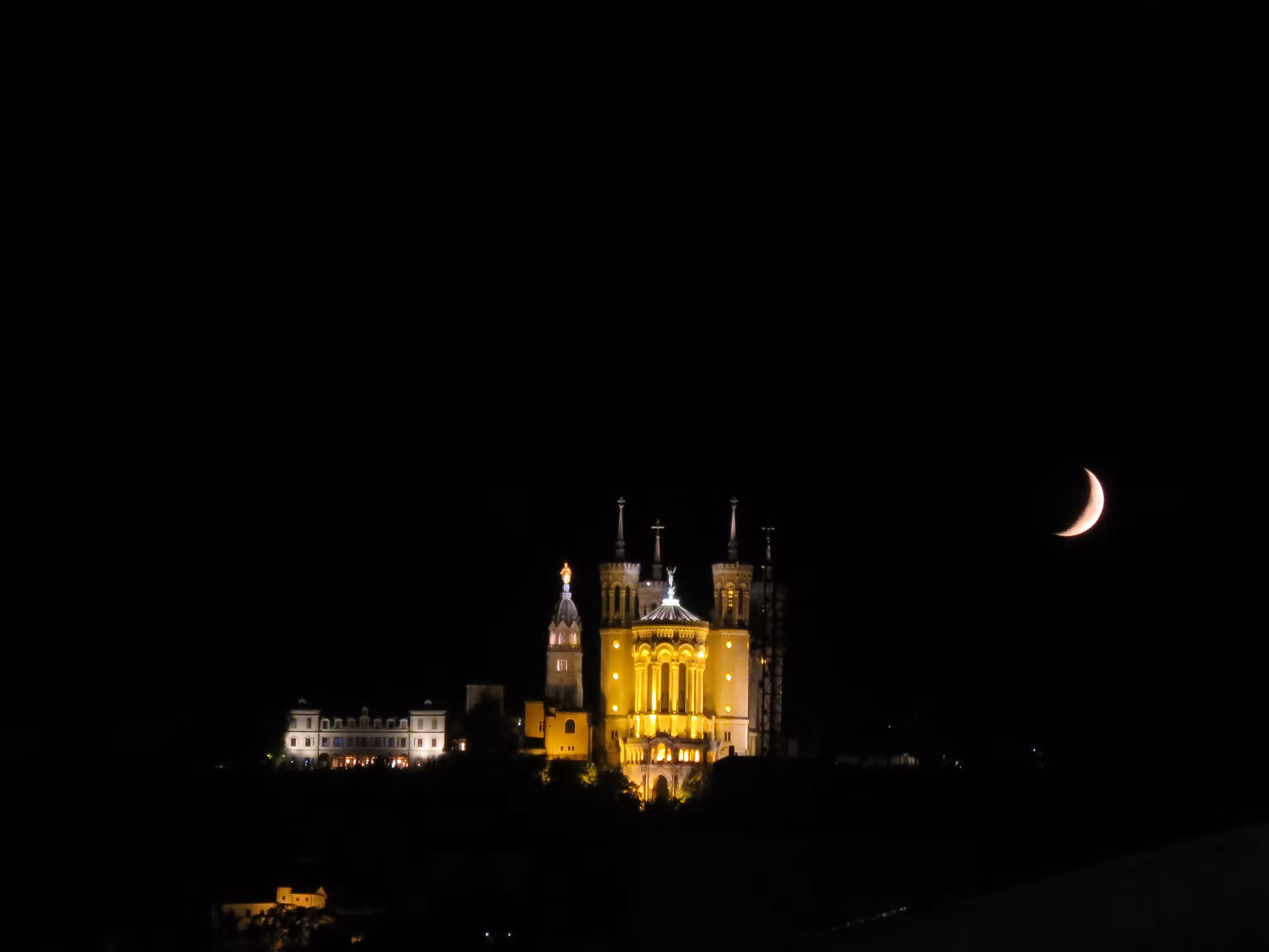Notre-Dame de Fourvière et la Lune