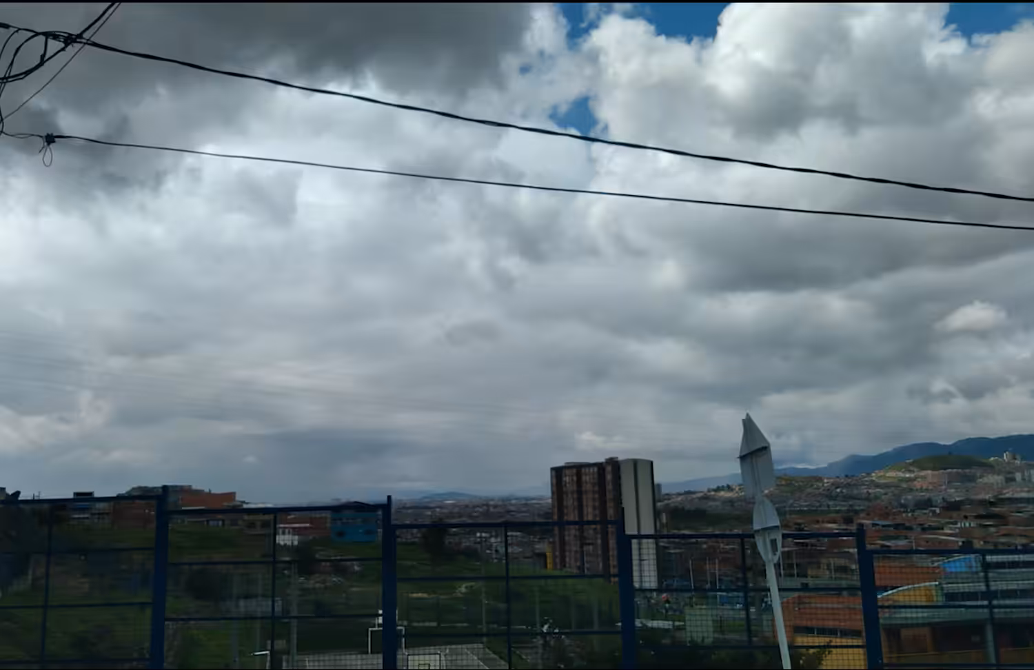 SIMULTANEOUSWINDOW: THROUGH THE WINDOW THE HIGH OF THE PERIPHERY