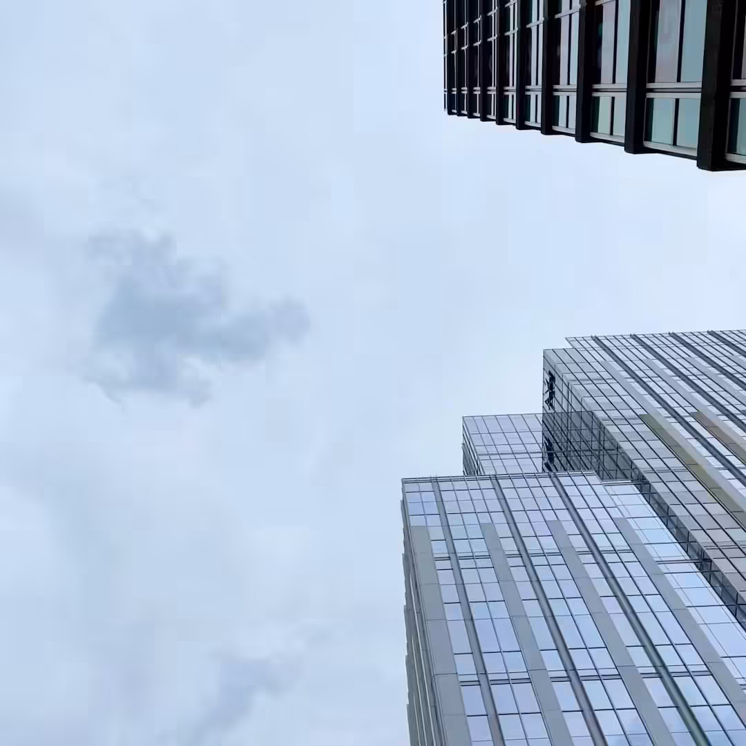 MOMENT#51(Clouds passing skyscrapers)