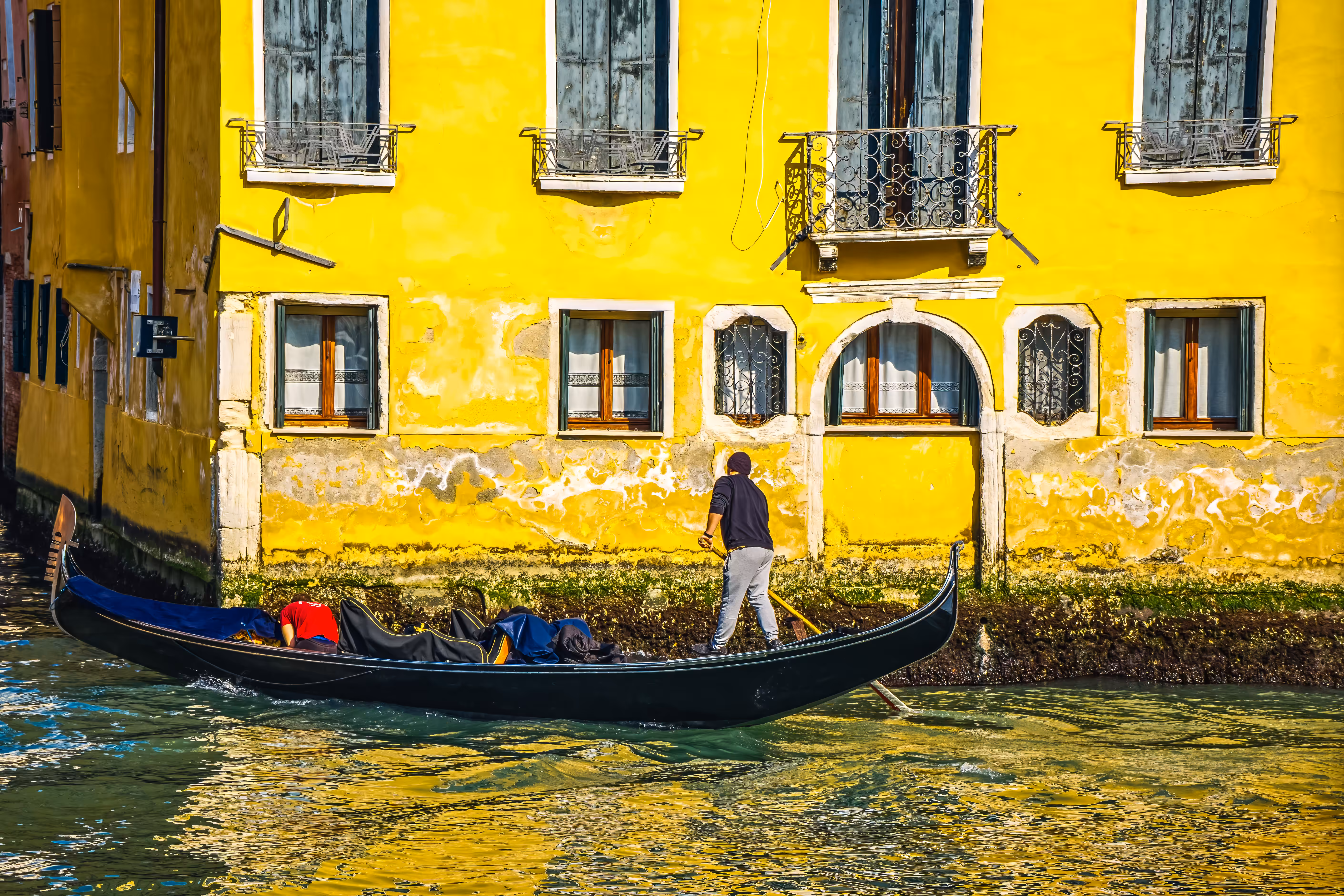 Photography for Advertising, Branding & Editorial: Golden Reflections in Venice – Gondola by the Yellow Wall