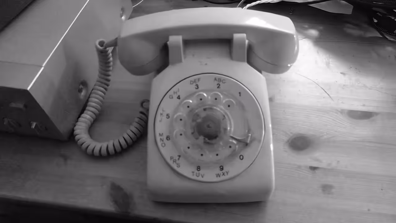 Payphone 5: Beauty in a Tight Place