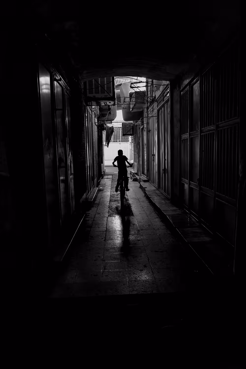Cycling in the market alleys