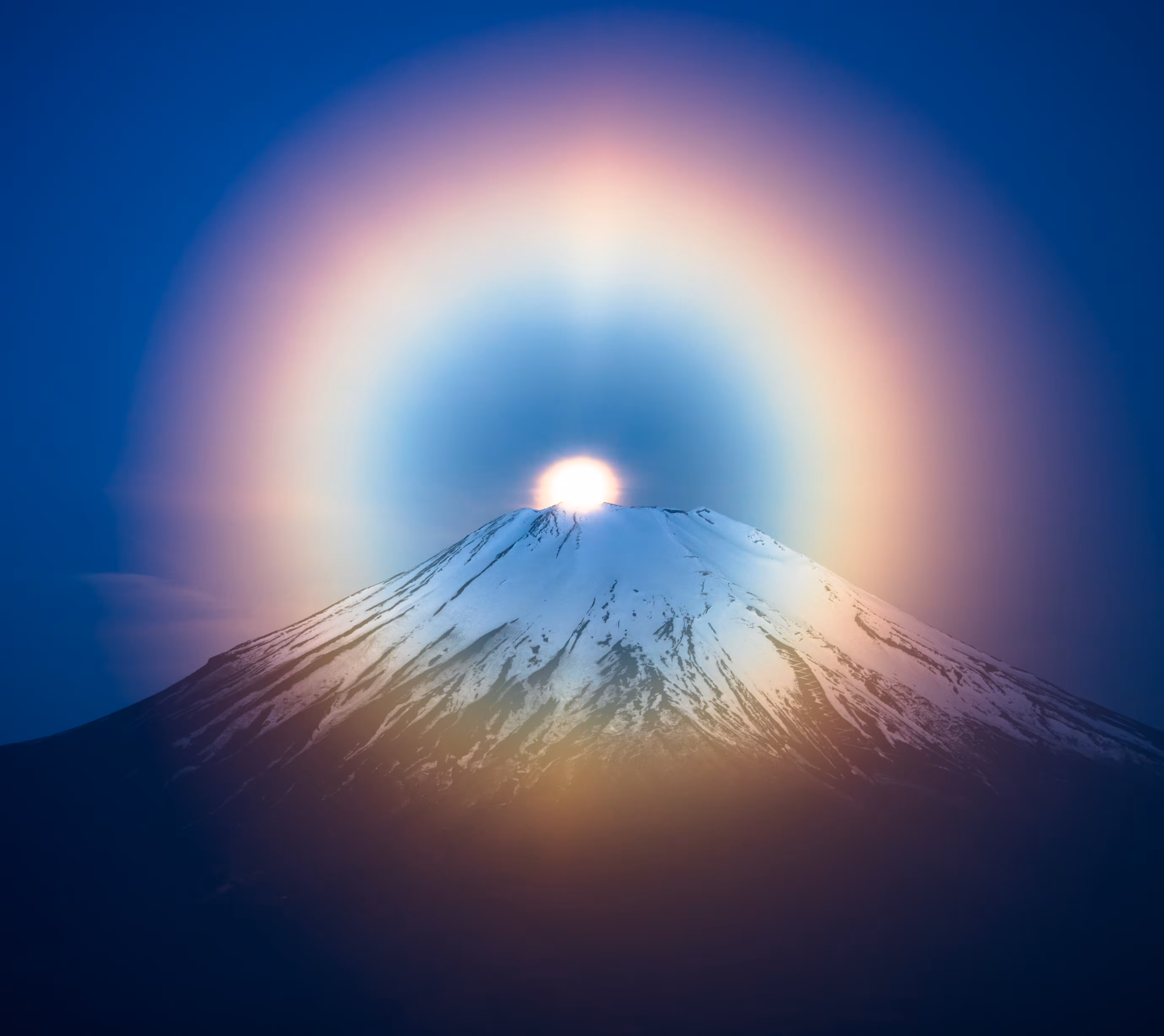 Mt. Fuji and the rainbow light of the moon 