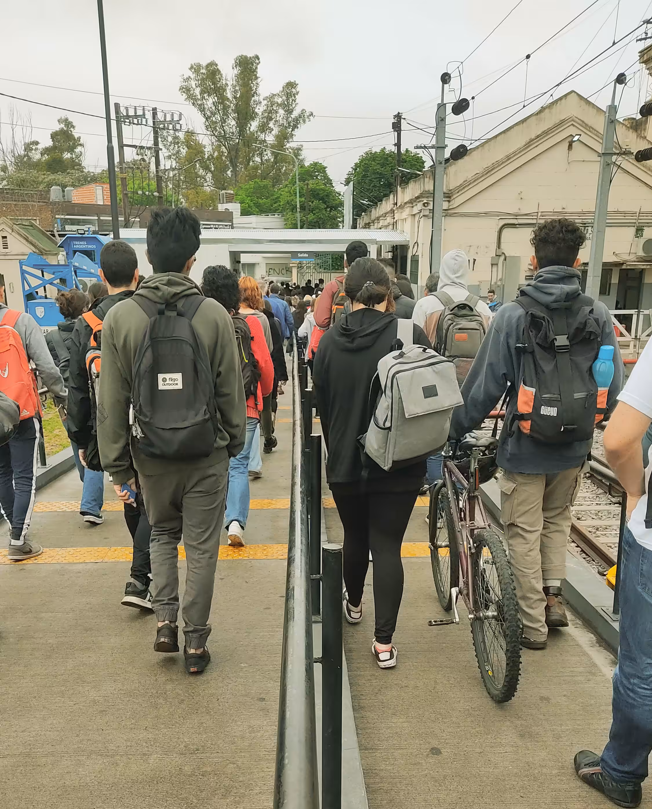 Tren Roca: Bike in the crowd