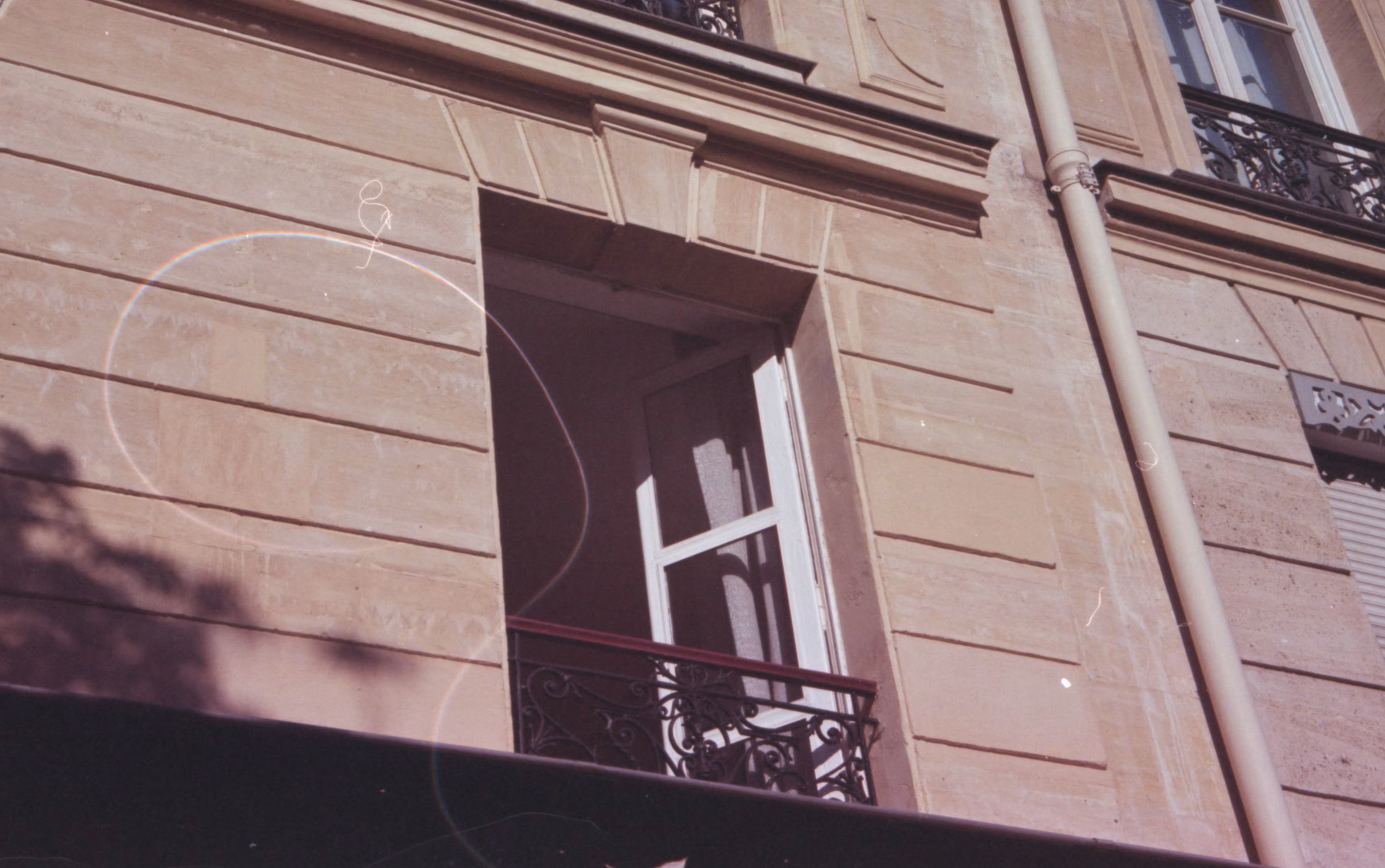 Paris Film Photography: fenêtre ouverte